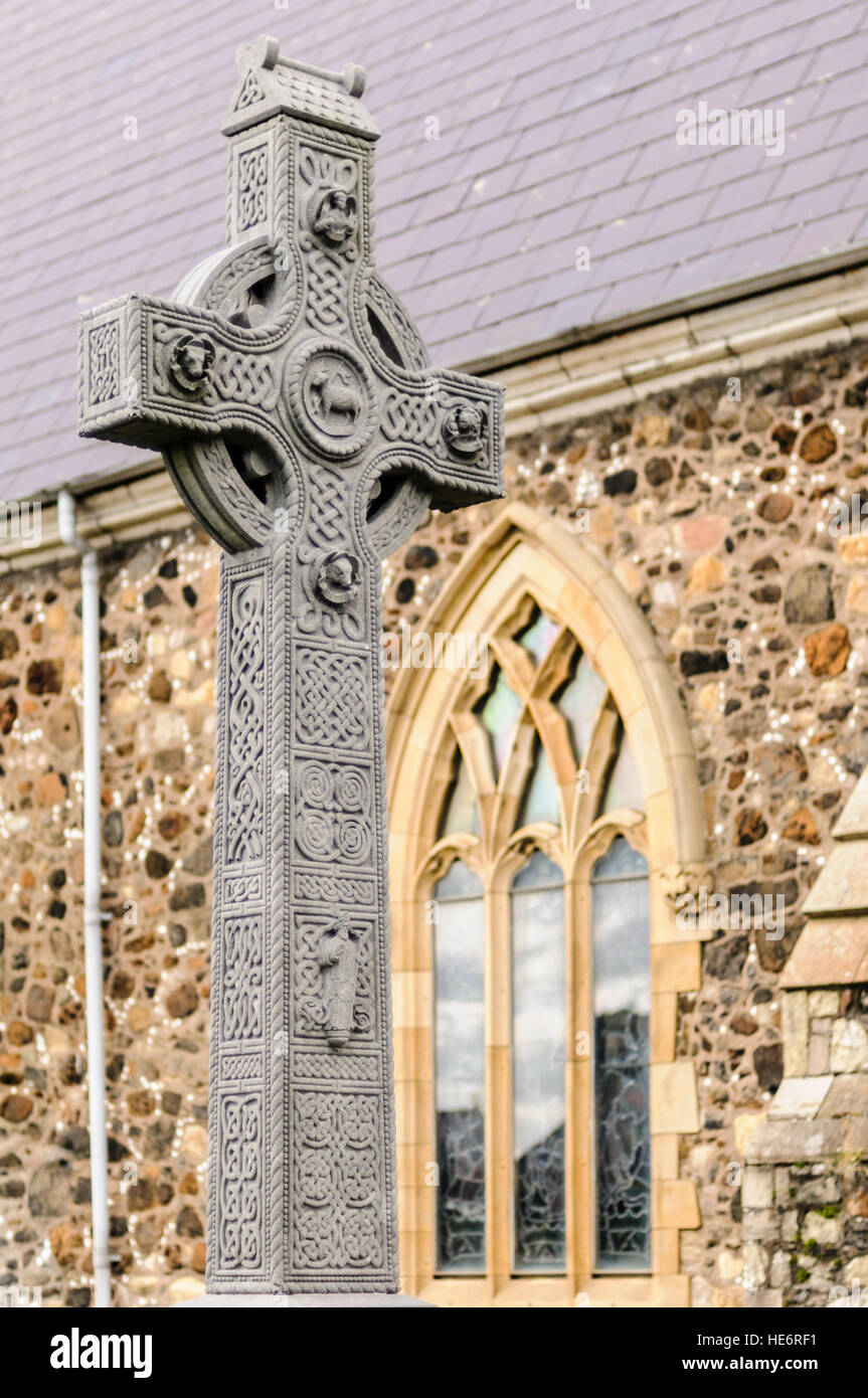 Vecchio, complessamente intarsiato celtica irlandese Croce nel cimitero della Chiesa di San Nicola, Carrickfergus, Irlanda del Nord. Foto Stock