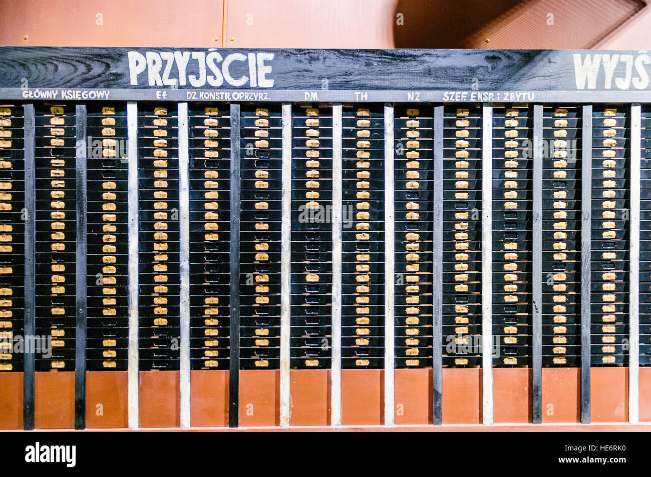 Clock-in schede e gli armadietti utilizzati dai lavoratori nei Cantieri Lenin, nella solidarietà europea centro, Gdansk Foto Stock