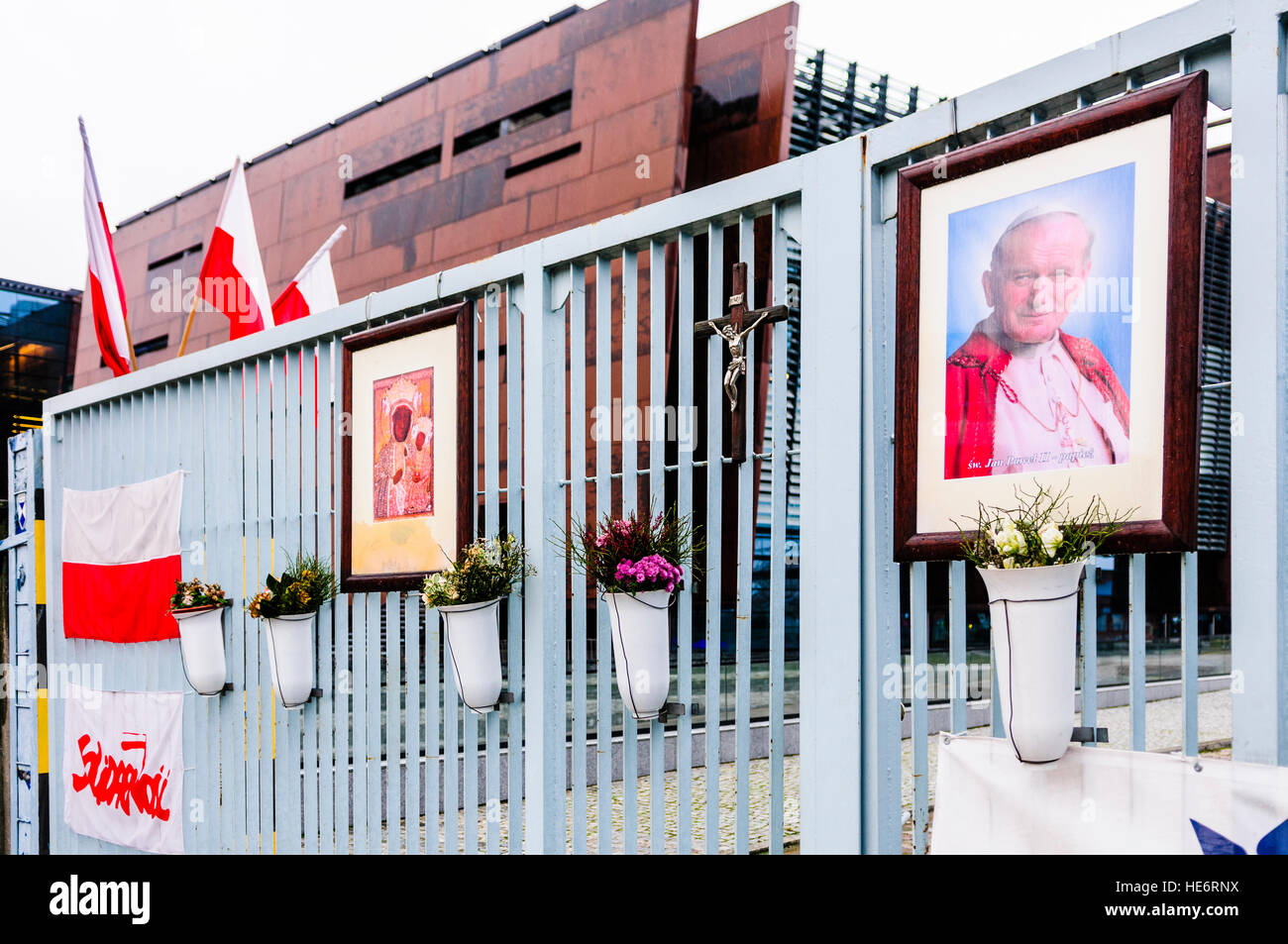 Foto e articoli religiosi in memoria di Giovanni Paolo II sui cancelli del cantiere di Lenin, Gdansk Foto Stock
