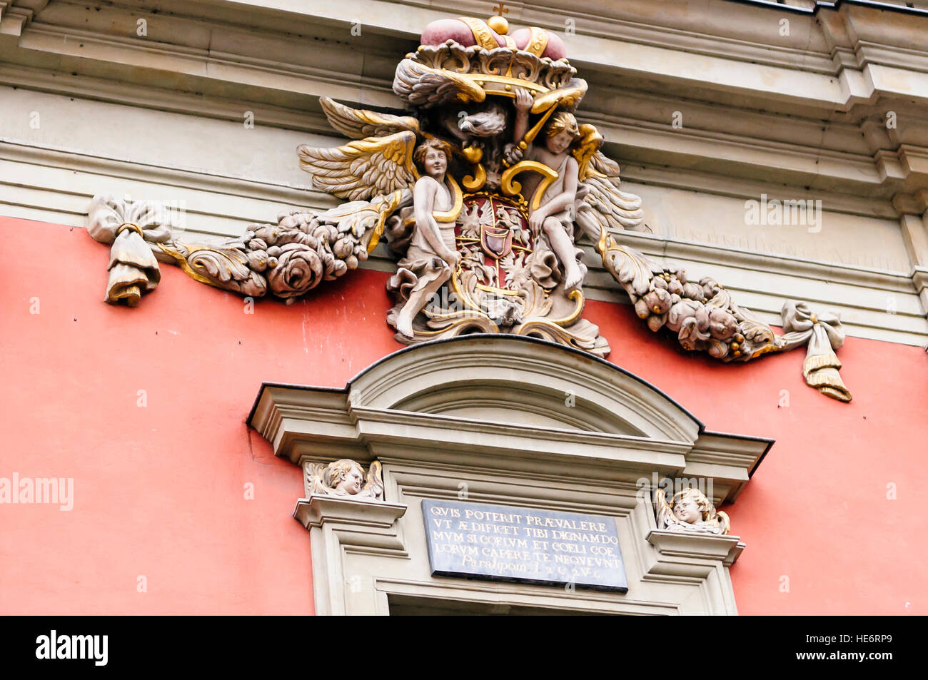 Sculture ornate e stemma sulla Kaplica Królewska (Cappella Reale), Danzica Foto Stock