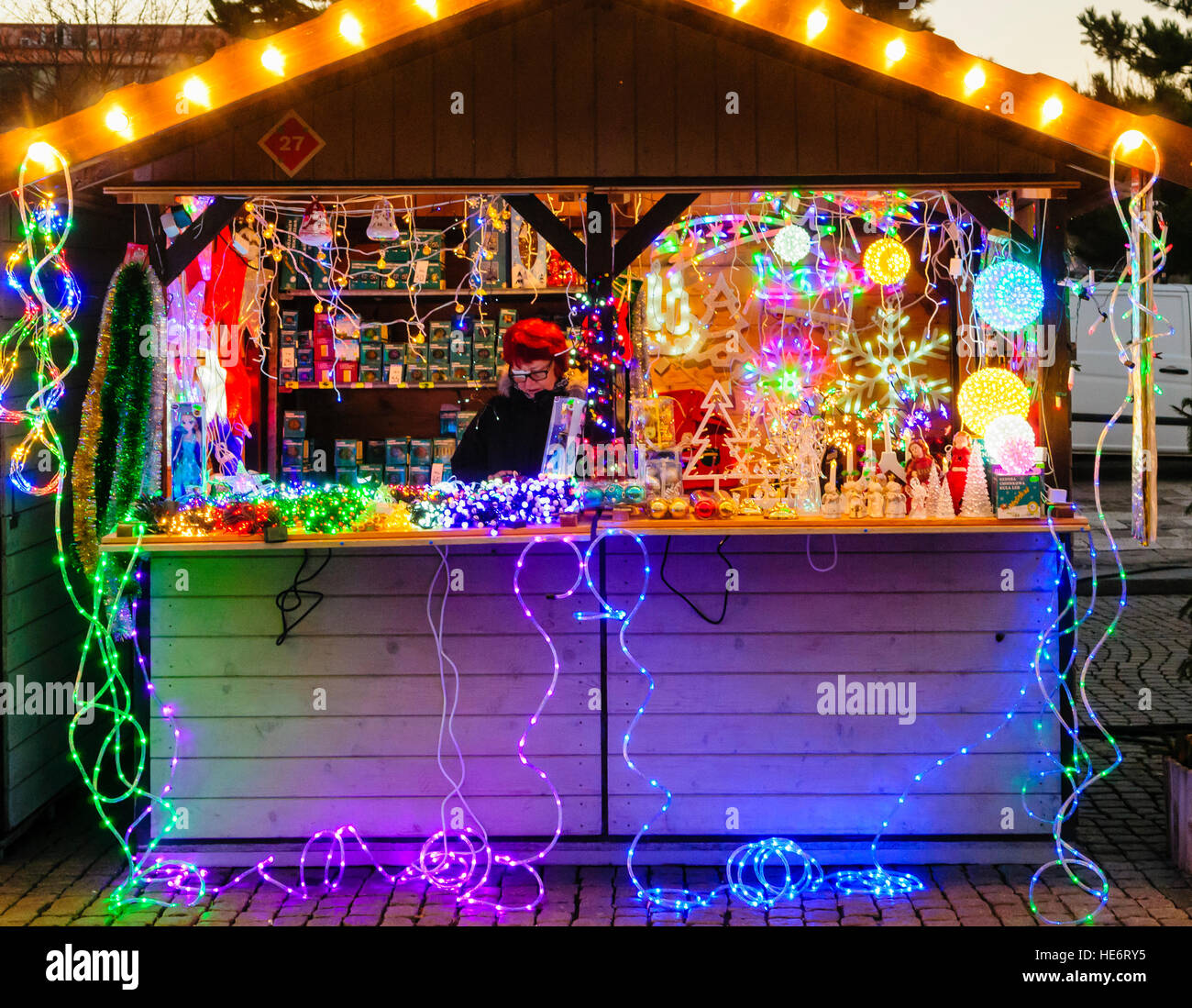 Una bancarella vendendo albero di Natale luci e decorazioni presso il Mercato di Natale, Gdansk, Polonia Foto Stock