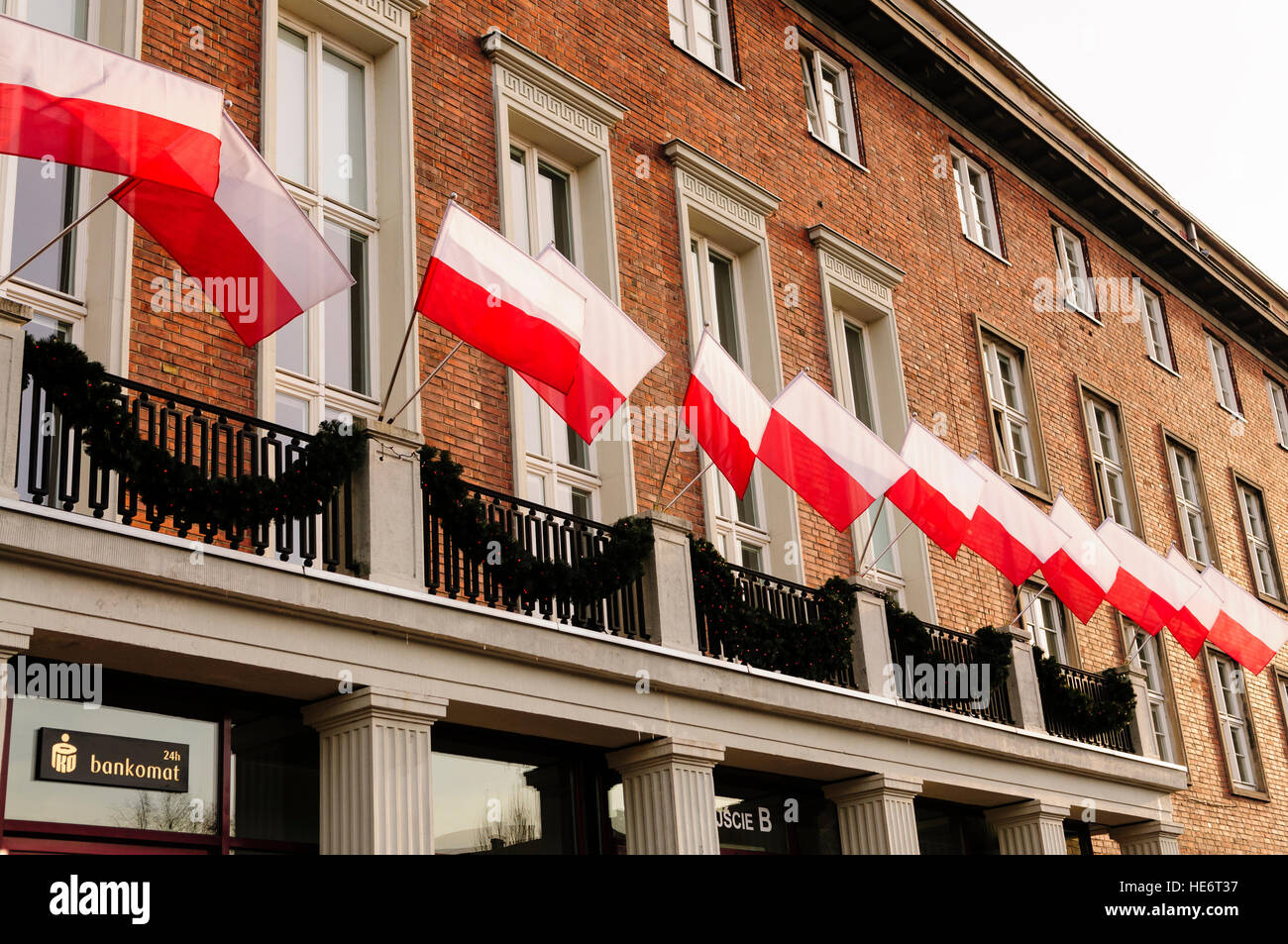 Bandiere polacche al di fuori di un edificio governativo a Danzica, Polonia. Foto Stock