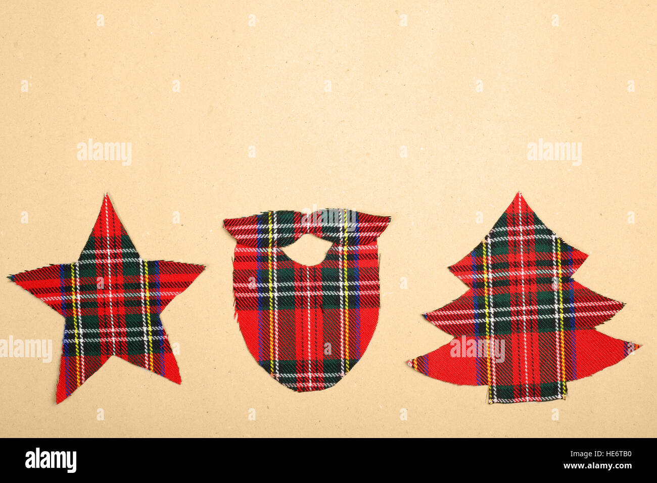 Tanga decorazioni di Natale fatti a mano controllati forma tessuto su carta Foto Stock