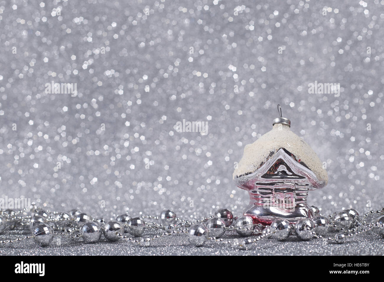 Decorazioni di Natale su shiny glitter con fondo argento con spazio di copia Foto Stock
