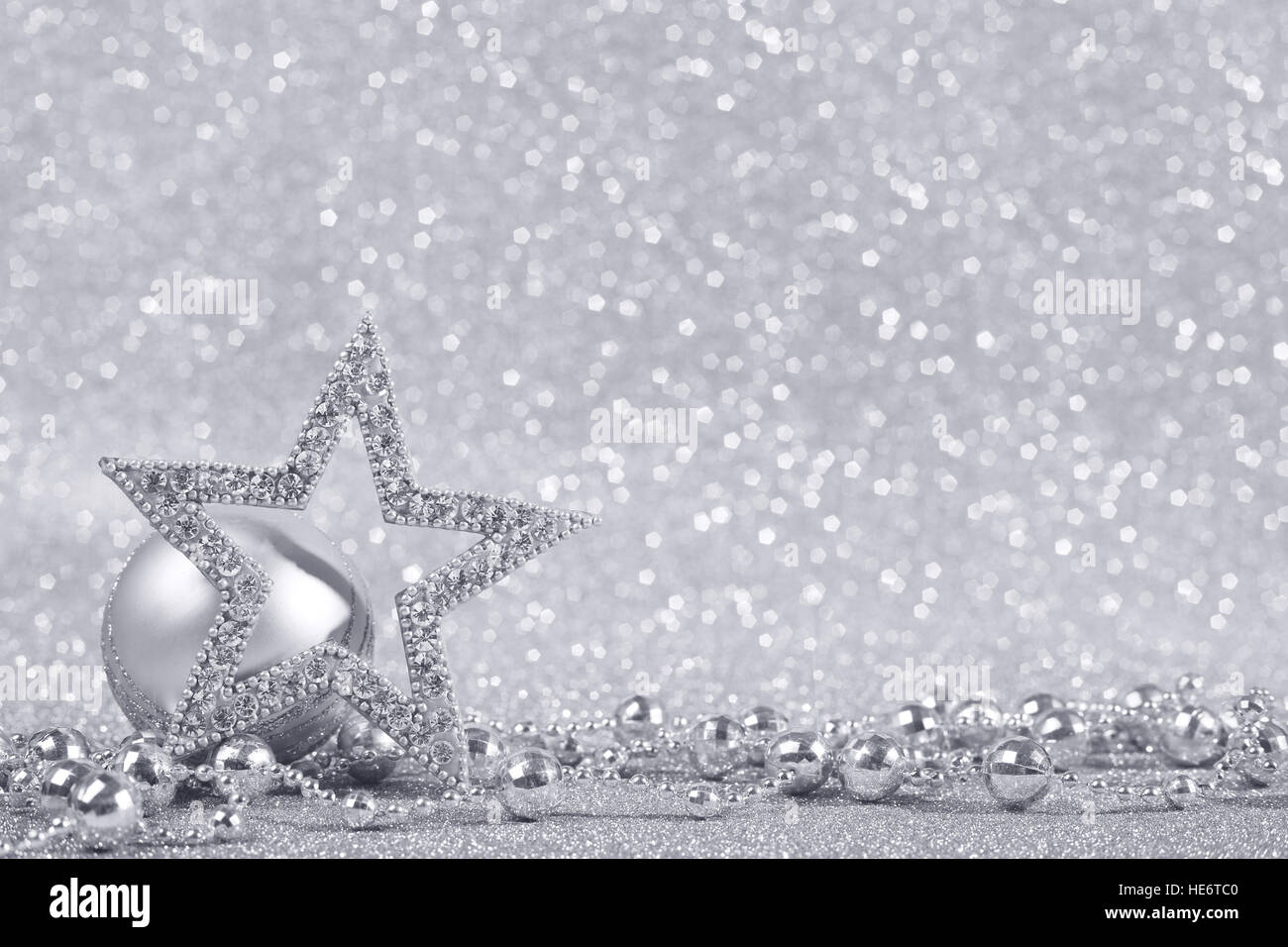 Decorazioni di Natale su shiny glitter con fondo argento con spazio di copia Foto Stock