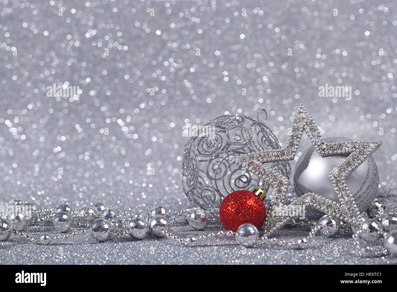 Decorazioni di Natale su shiny glitter con fondo argento con spazio di copia Foto Stock