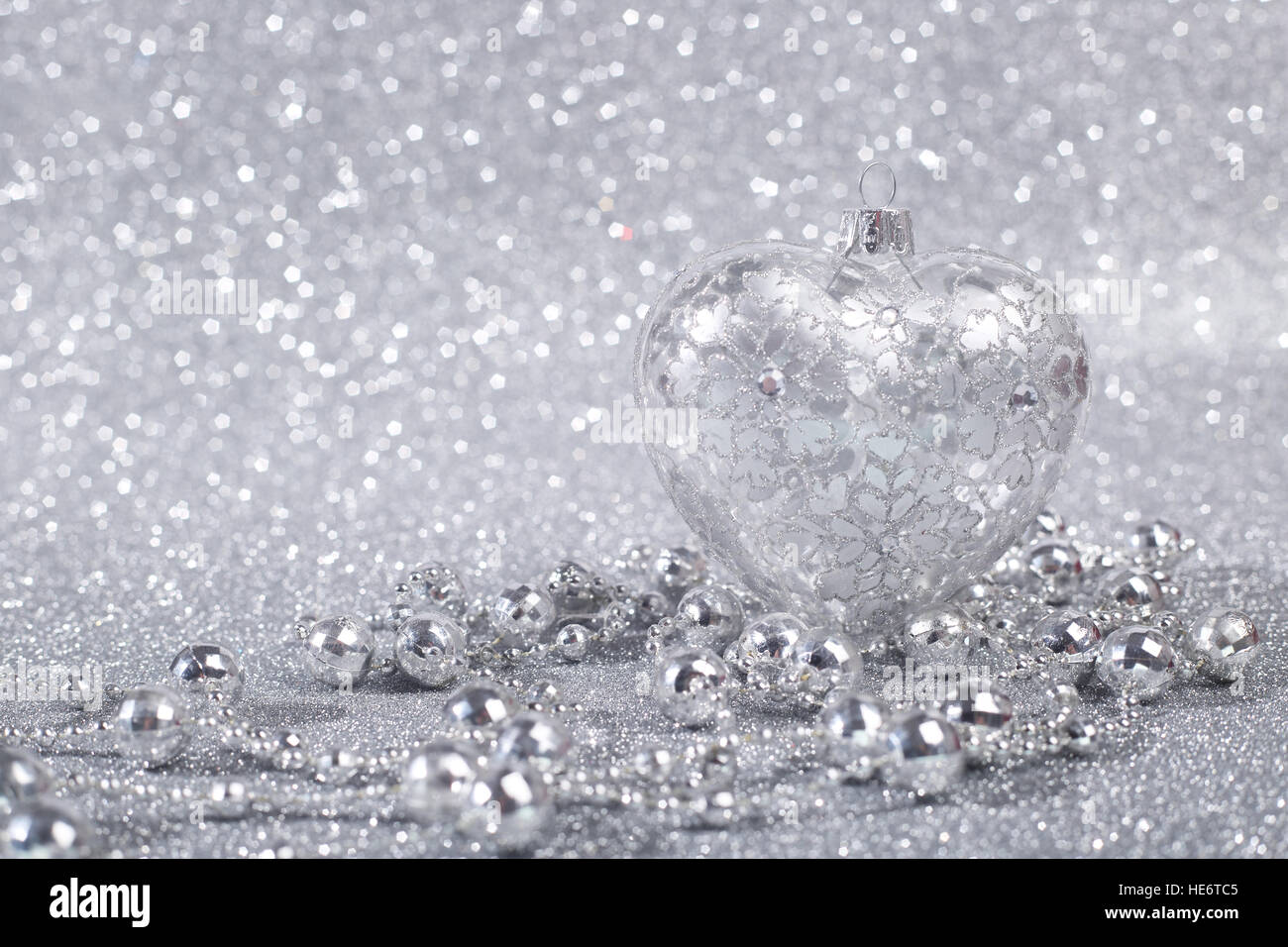Decorazioni di Natale su shiny glitter con fondo argento con spazio di copia Foto Stock