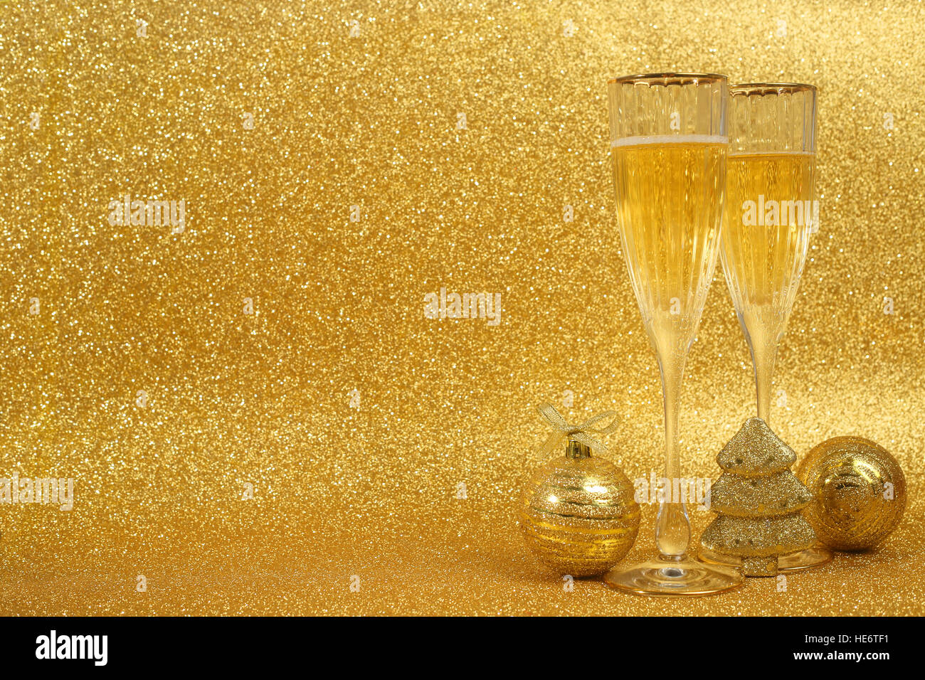 Champagne e decorazioni di Natale sul golden glitter sfondo con spazio di copia Foto Stock