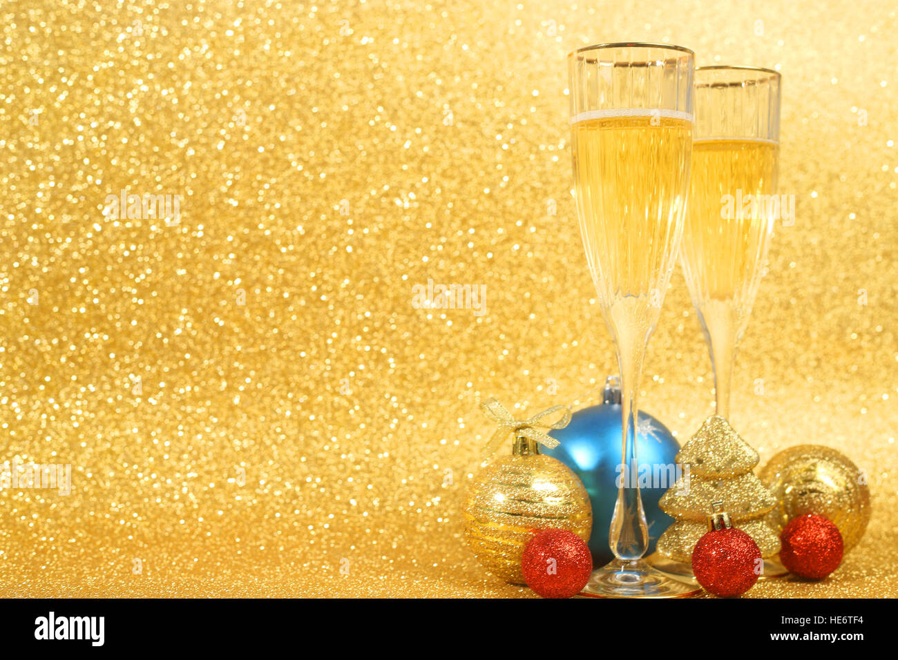 Champagne e decorazioni di Natale sul golden glitter sfondo con spazio di copia Foto Stock