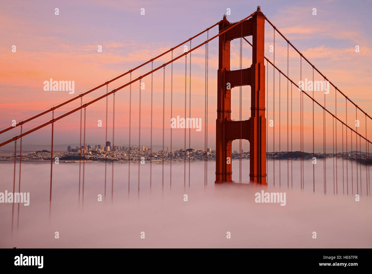 Prima Torre del Ponte Golden Gate nella nebbia Foto Stock