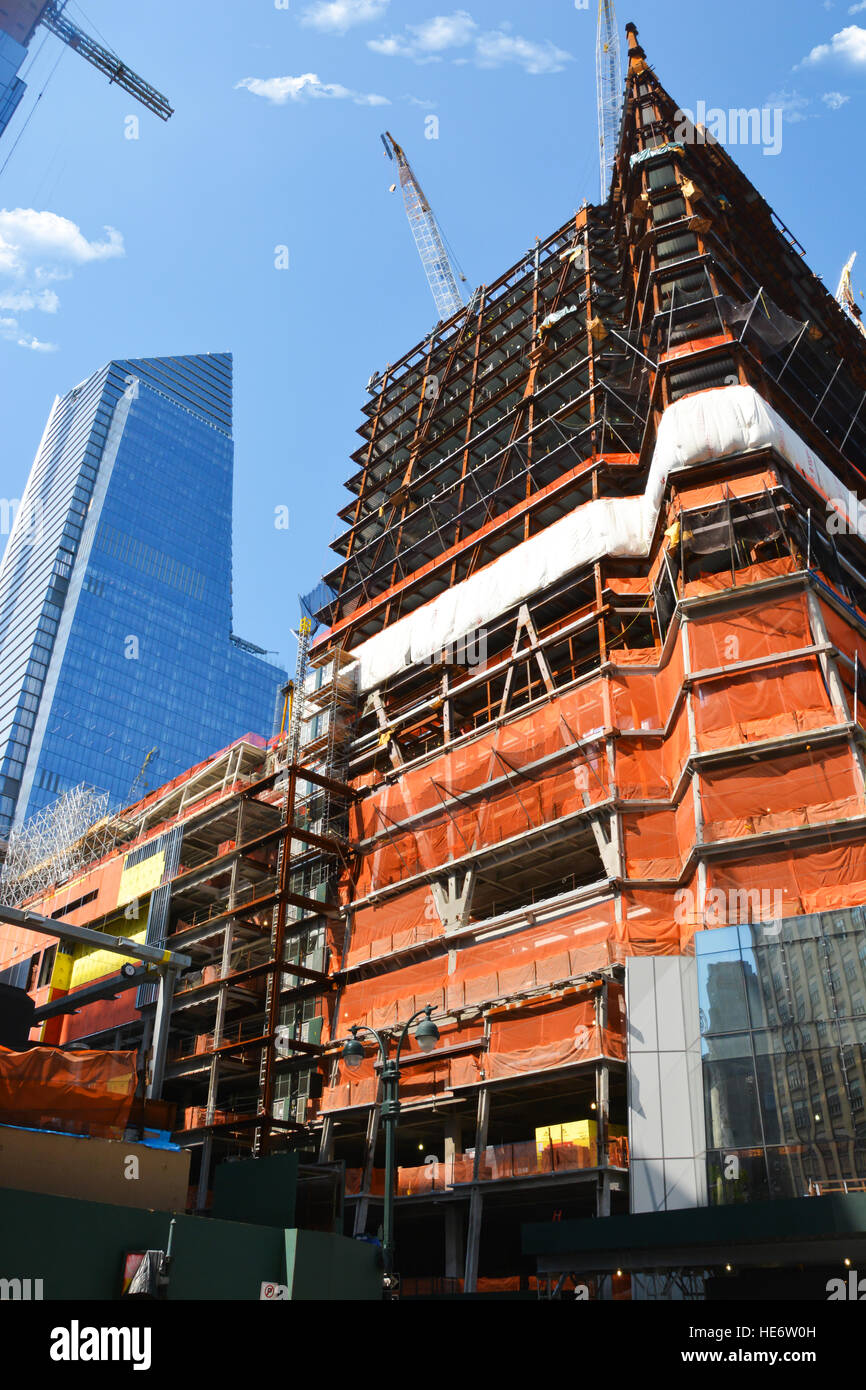 Il grattacielo in costruzione area urbana contro il cielo blu Foto Stock