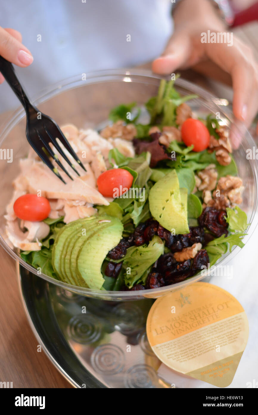 Mangiare un sano pranzo in ufficio Foto Stock