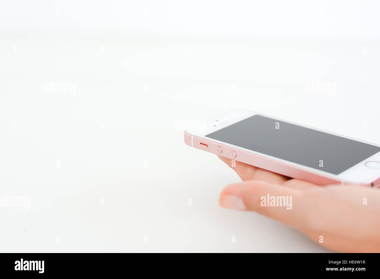 Donna mano con display vuoto di un telefono cellulare Foto Stock