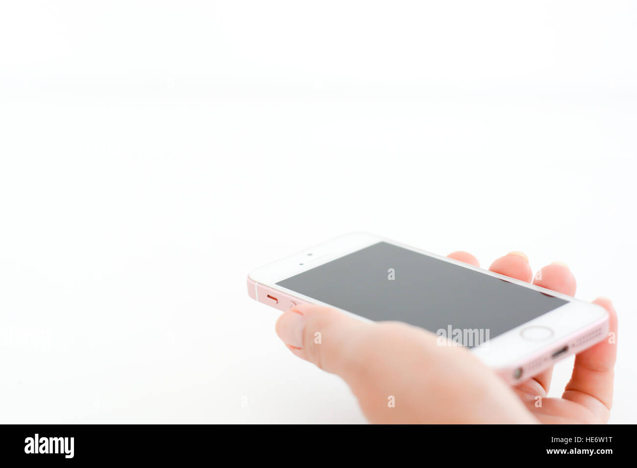 Donna mano con display vuoto di un telefono cellulare Foto Stock