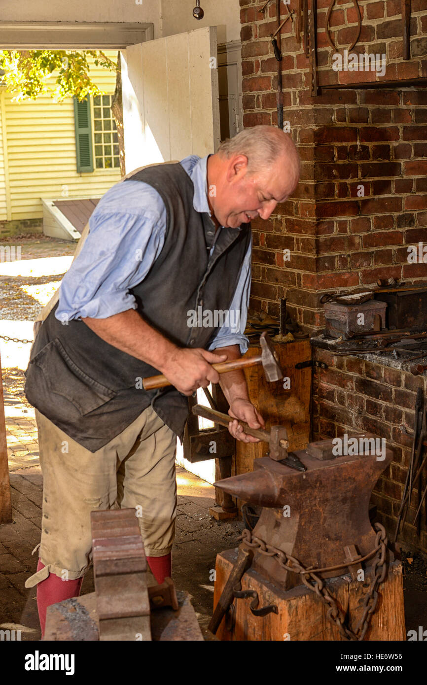 Interprete di lavoro artigiano di Colonial Williamsburg armaiolo shop. Foto Stock