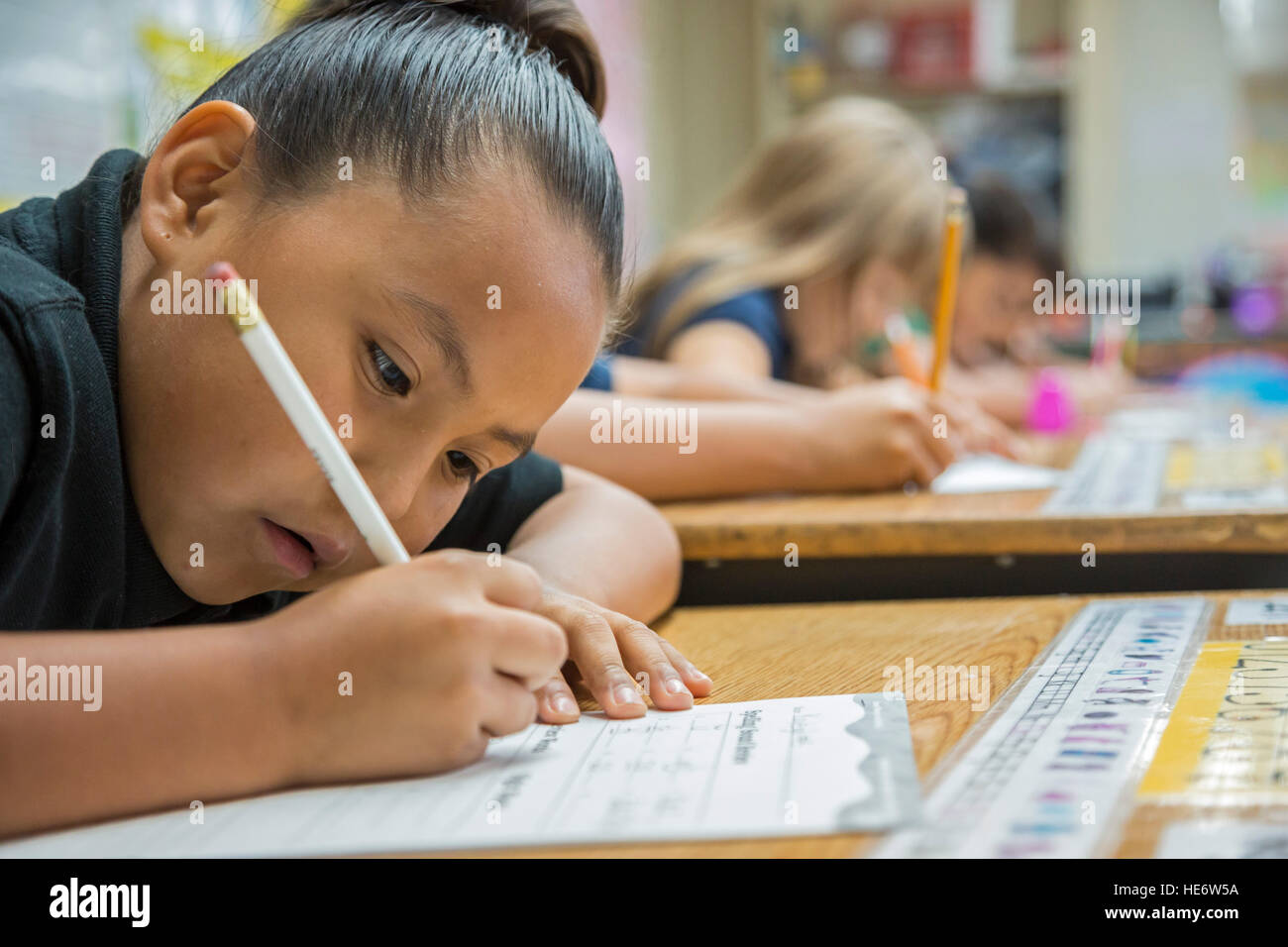 Thoreau, New Mexico - una seconda qualità di classe per il controllo ortografico di studi a San Bonaventura Indian School, una scuola cattolica sul Navajo Nation. Foto Stock