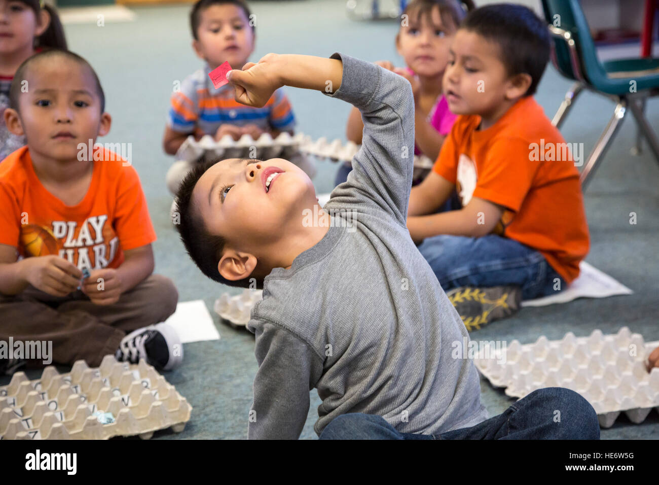 Thoreau, New Mexico - quattro-anno-vecchi bambini in pre-scuola a San Bonaventura Indian School, una scuola cattolica sul Navajo Nation. Foto Stock