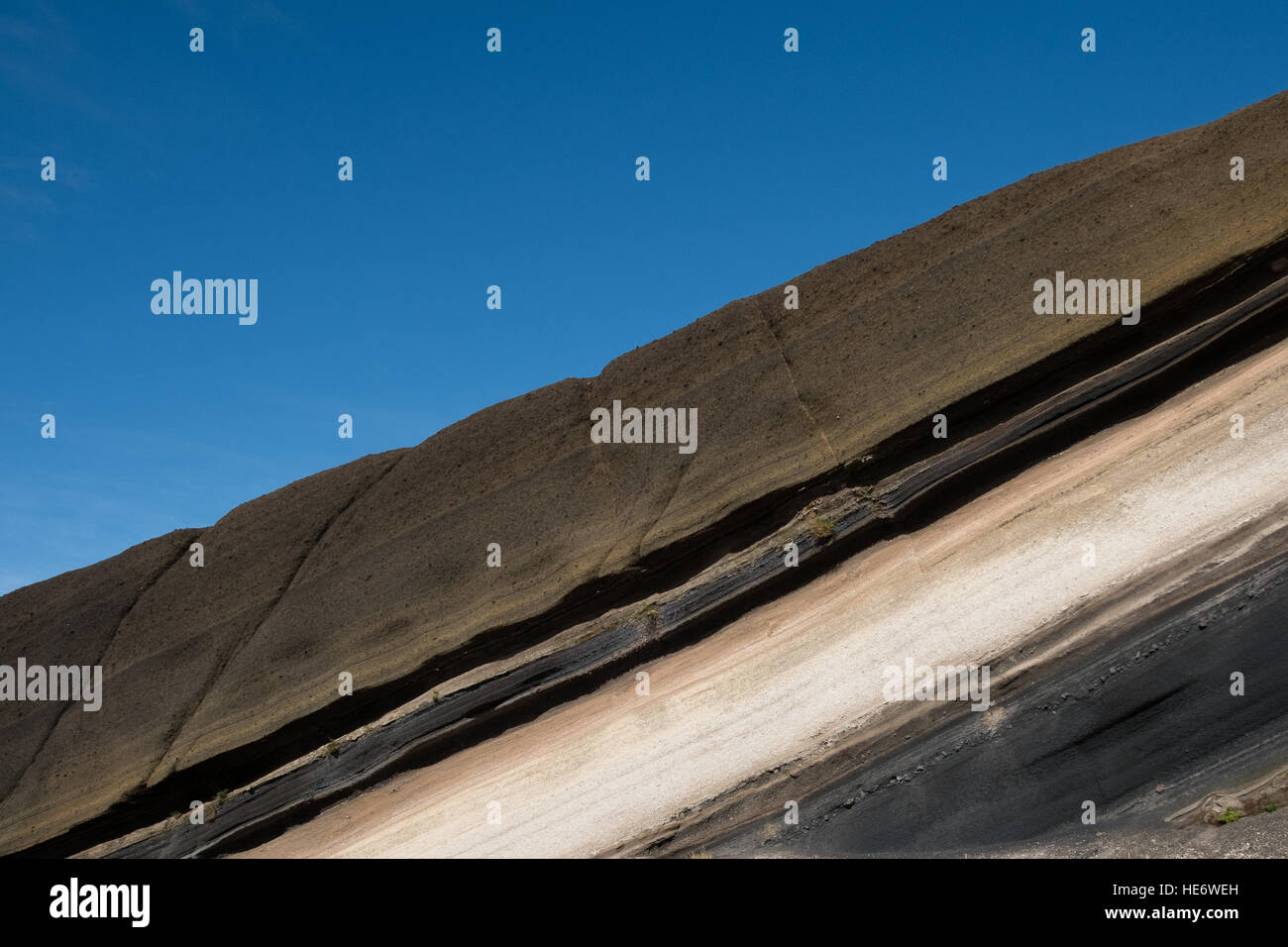 Stratificato, striped rocce - pietra colorata sedimenti Foto Stock