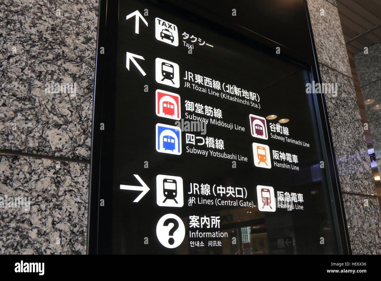 Vengono visualizzate le informazioni relative alla direzione per la stazione ferroviaria, dell' autobus e metropolitana presso la stazione di Osaka di Osaka in Giappone. Foto Stock