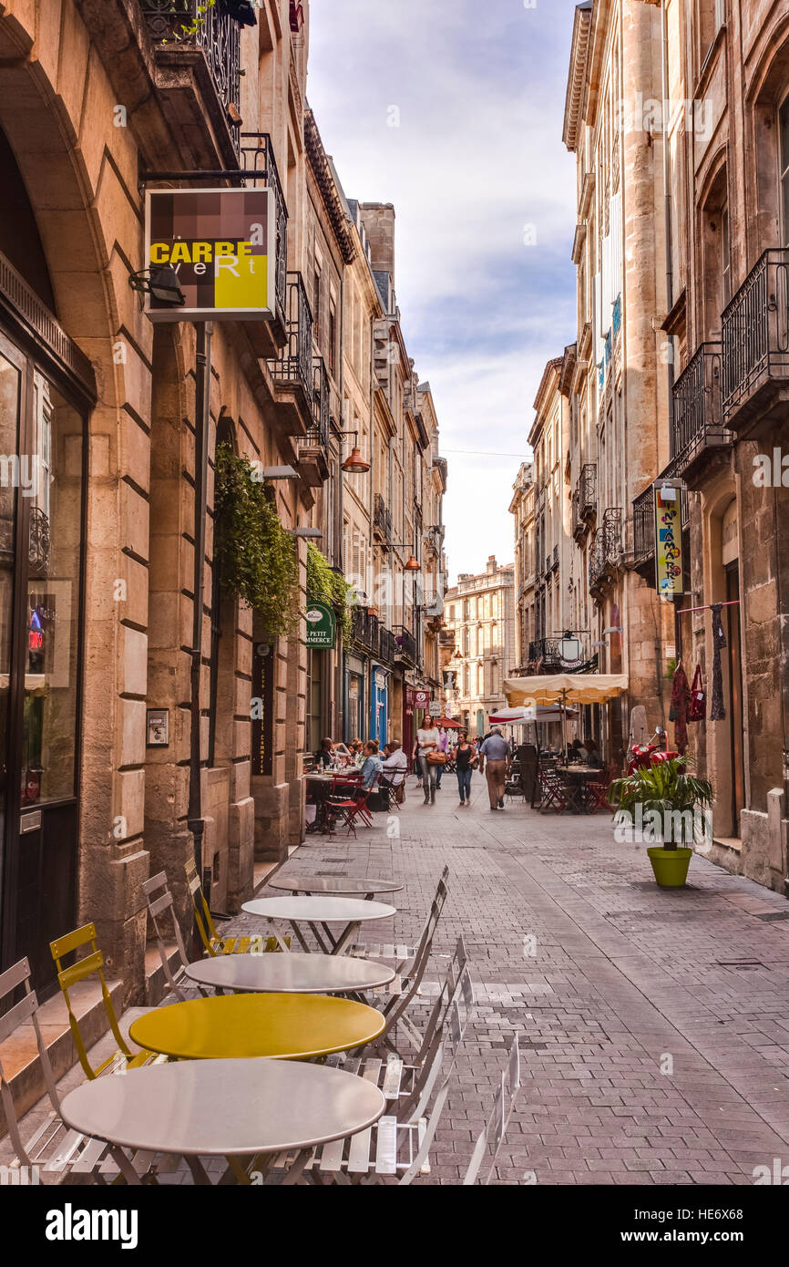 Una tipica stradina secondaria e in scena a Bordeaux, Francia. Foto Stock