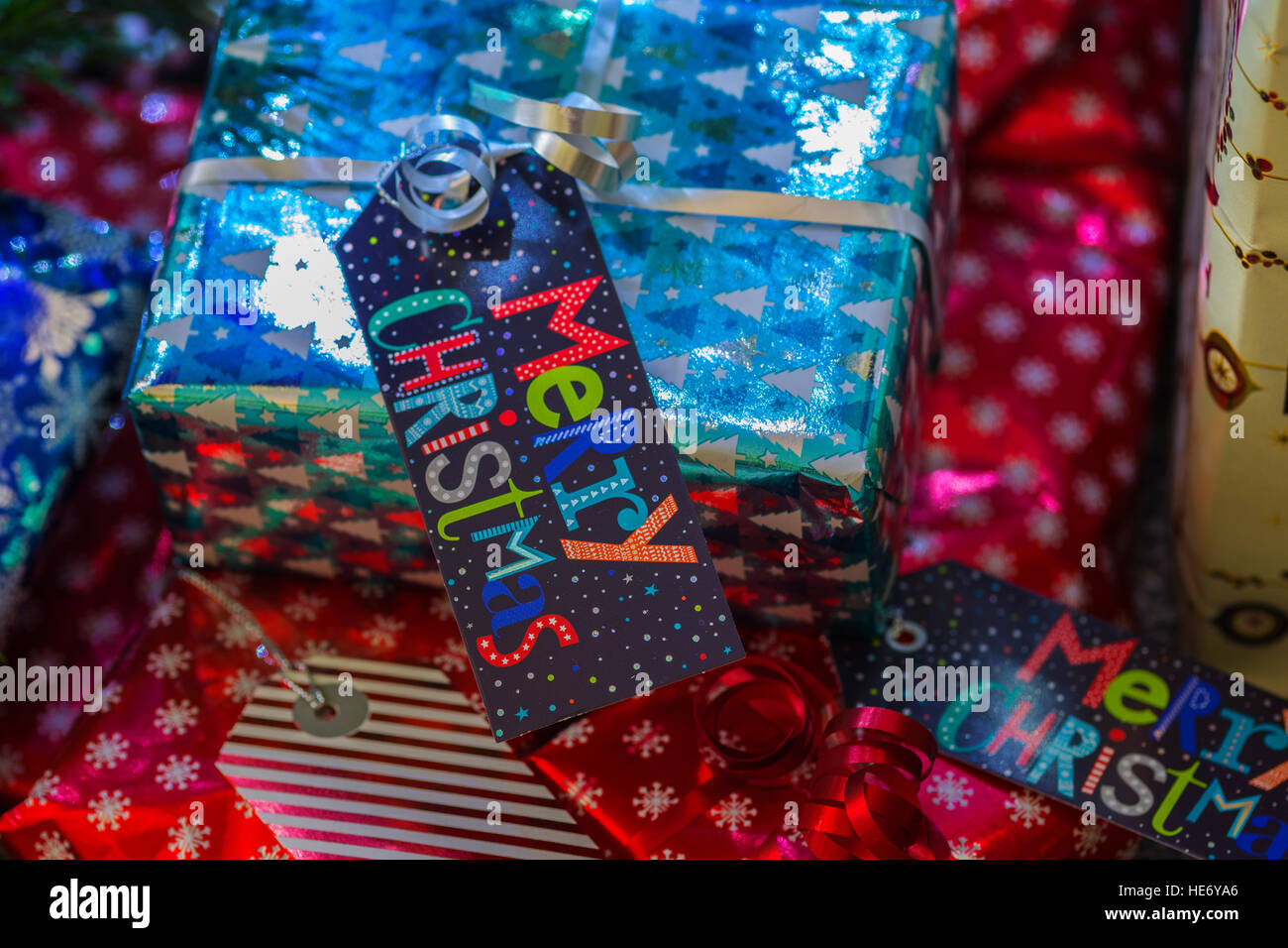 Avvolgere i regali di Natale Foto Stock
