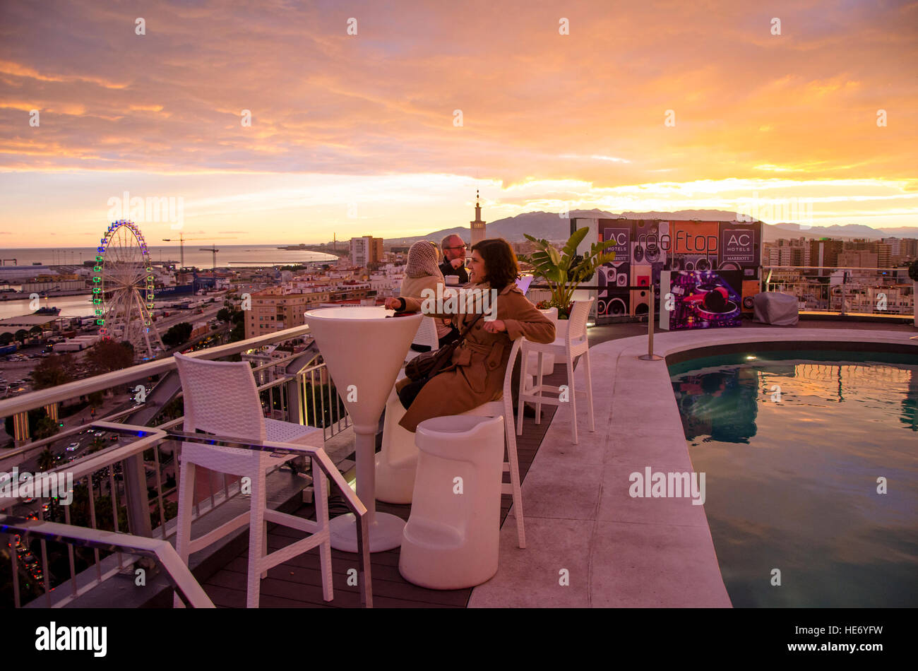 Terrazza sul tetto di AC Hotel Malaga Palacio a Malaga, durante il tramonto, Andalusia, Spagna. Foto Stock