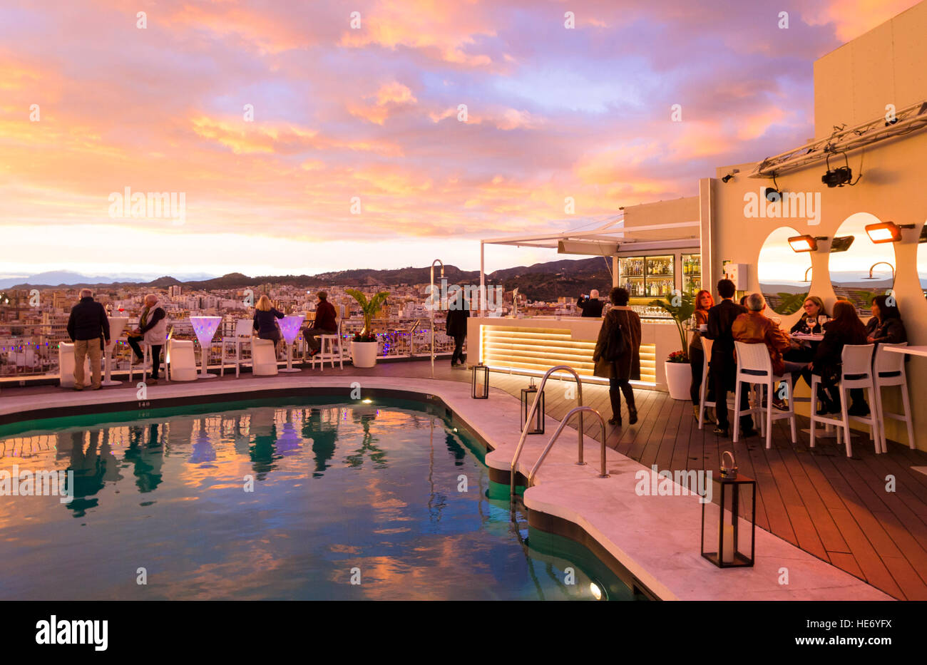 Terrazza sul tetto di AC Hotel Malaga Palacio a Malaga, durante il tramonto, Andalusia, Spagna. Foto Stock