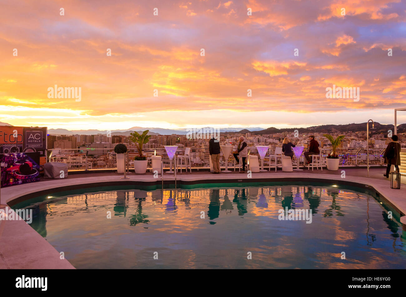 Terrazza sul tetto di AC Hotel Malaga Palacio a Malaga, durante il tramonto, Andalusia, Spagna. Foto Stock