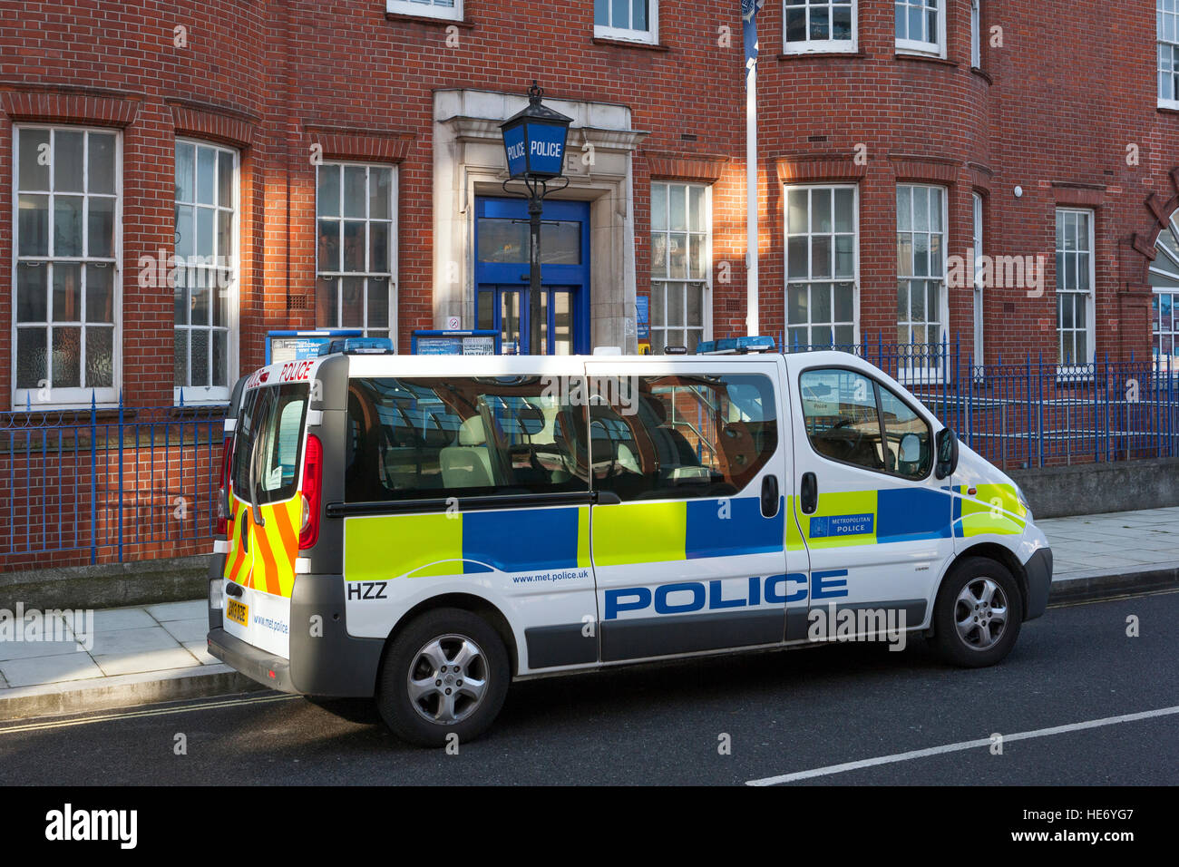 Veicolo di polizia al di fuori di Fulham stazione di polizia, Fulham, Londra Foto Stock