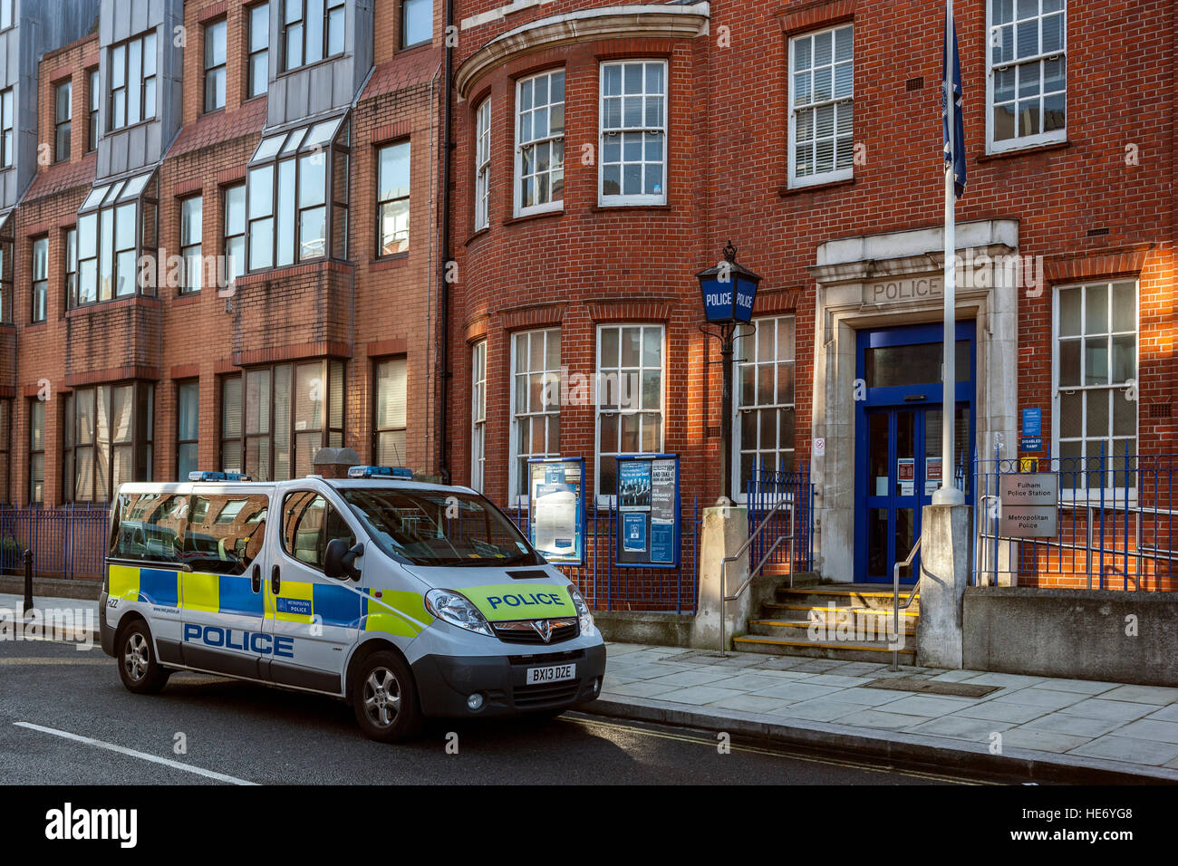 Fulham stazione di polizia con veicolo polizia, Fulham, Londra Foto Stock
