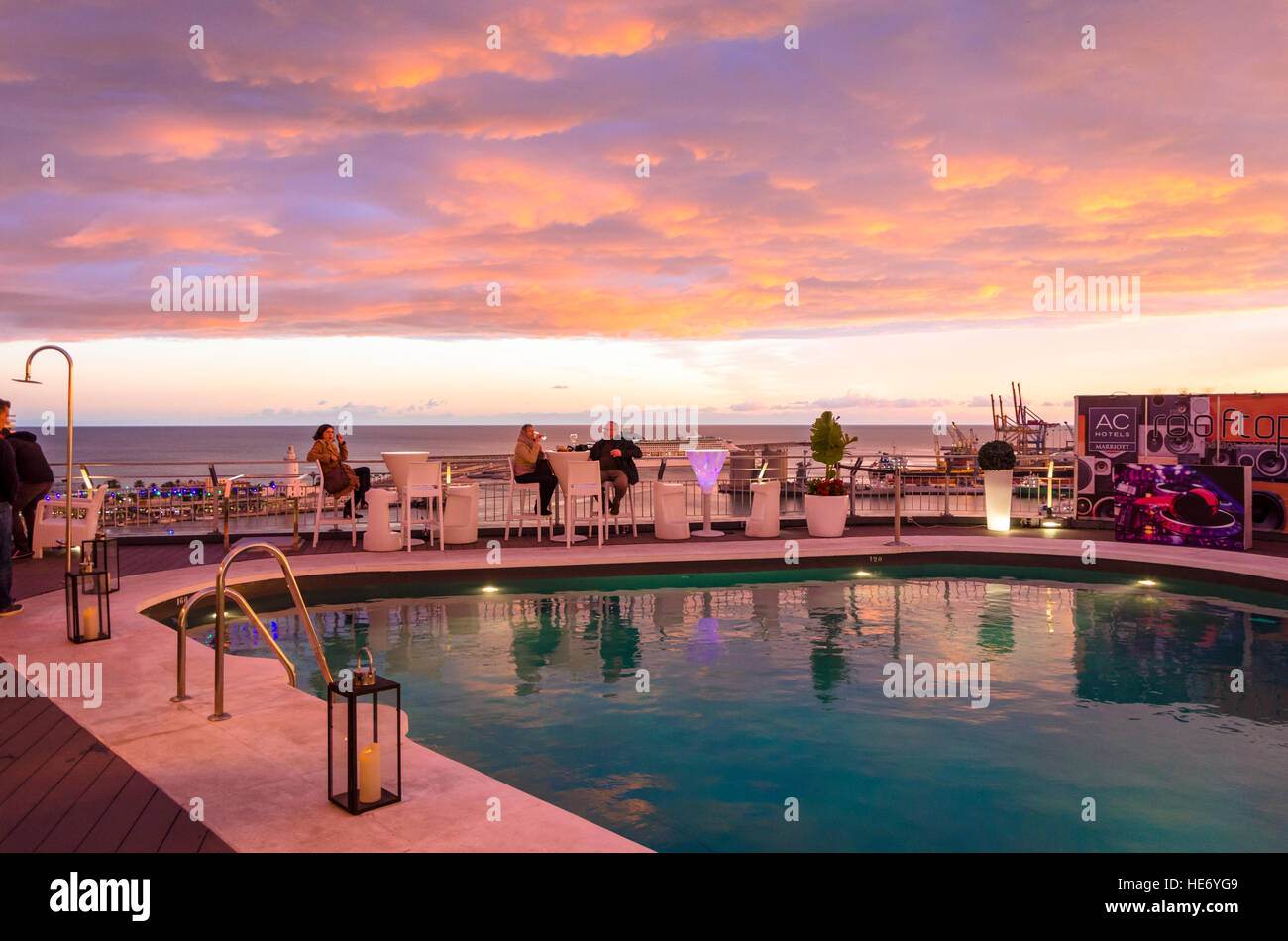 Terrazza sul tetto di AC Hotel Malaga Palacio a Malaga, durante il tramonto, Andalusia, Spagna. Foto Stock