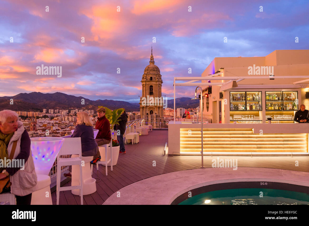 Terrazza sul tetto di AC Hotel Malaga Palacio a Malaga, durante il tramonto, Cattedrale dietro, Andalusia, Spagna. Foto Stock