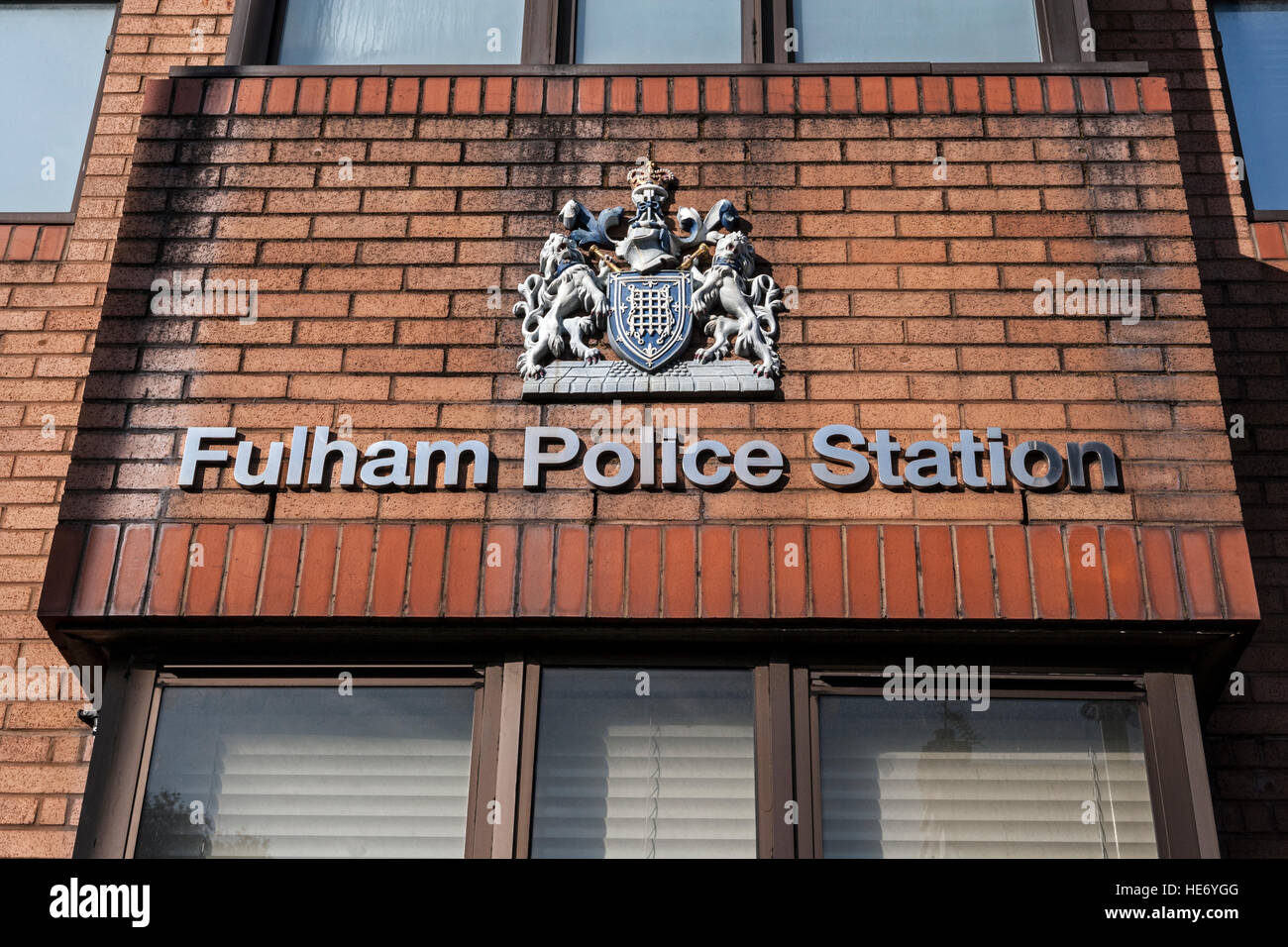 La Metropolitan Police cresta su Fulham stazione di polizia facciata, Fulham, Londra Foto Stock
