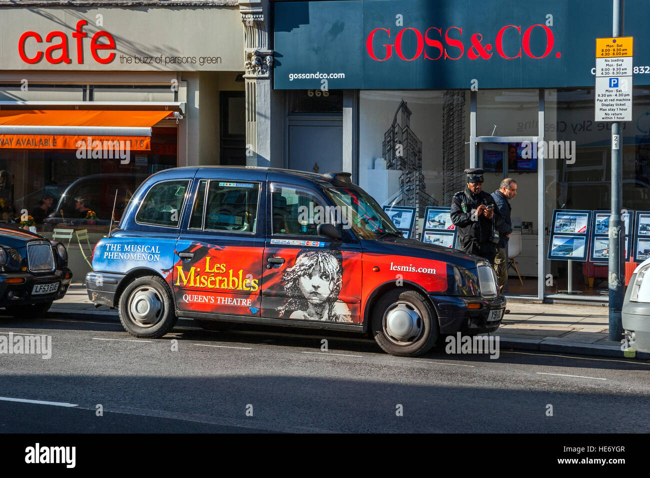 Vigile nero Ticketing Taxi, Fulham Road, Parsons Green, Londra Foto Stock