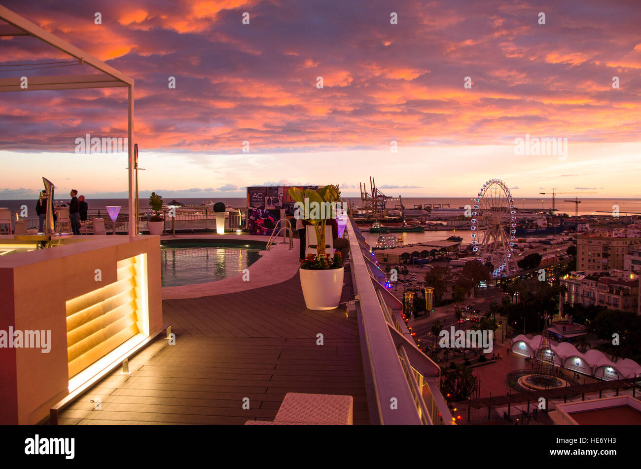 Terrazza sul tetto di AC Hotel Malaga Palacio a Malaga, durante il tramonto, Andalusia, Spagna. Foto Stock