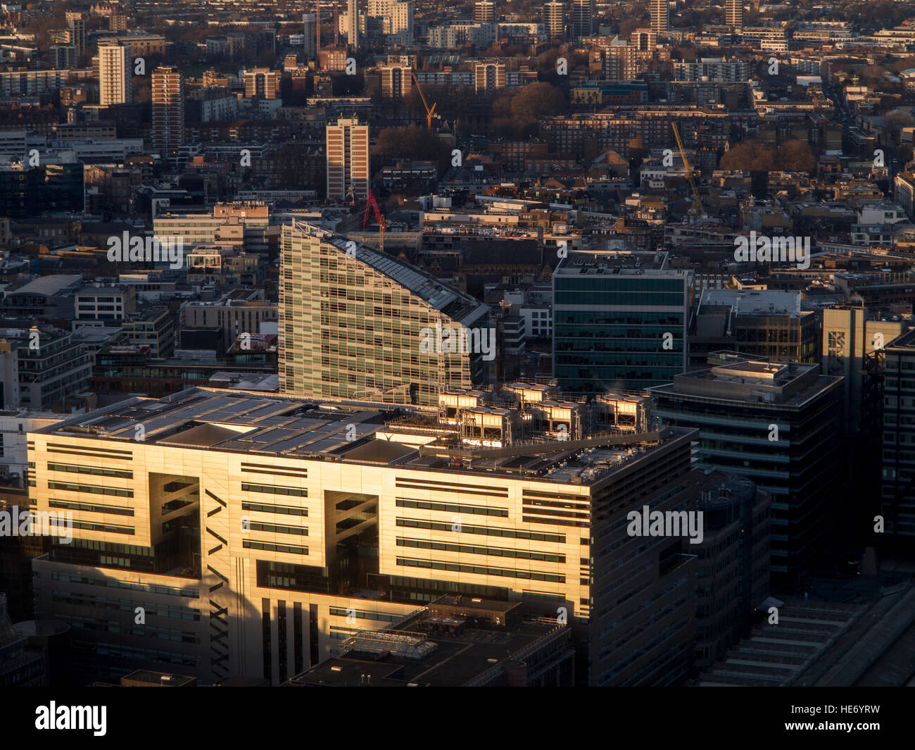 Londra - uffici della città (UBS) la sera la luce solare Foto Stock