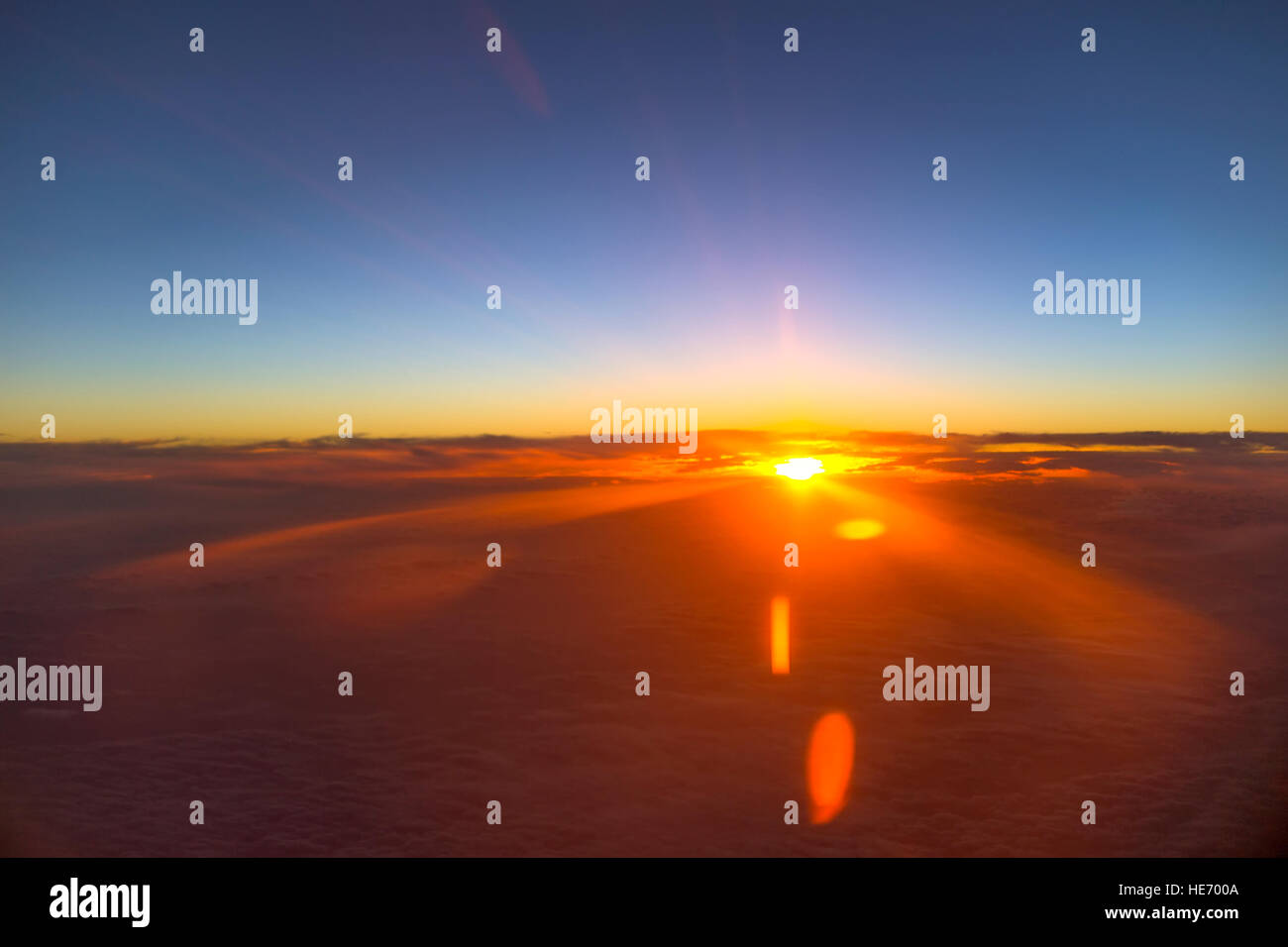 Vista al tramonto dall'aereo in volo Foto Stock