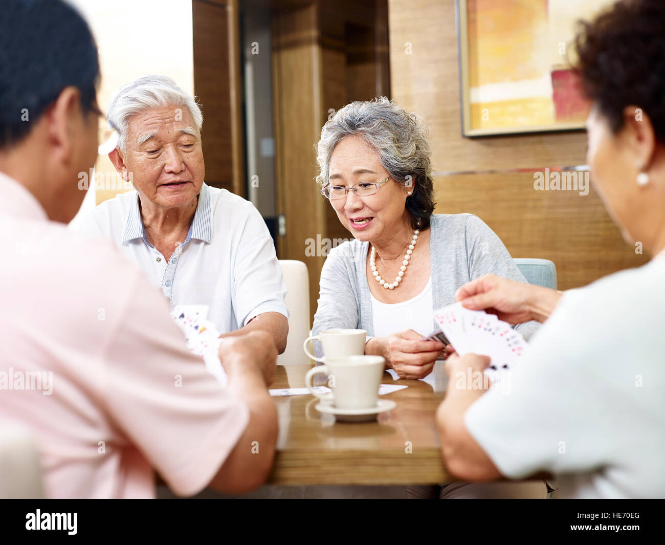 Trainare senior coppie asiatiche giocando a carte insieme Foto Stock