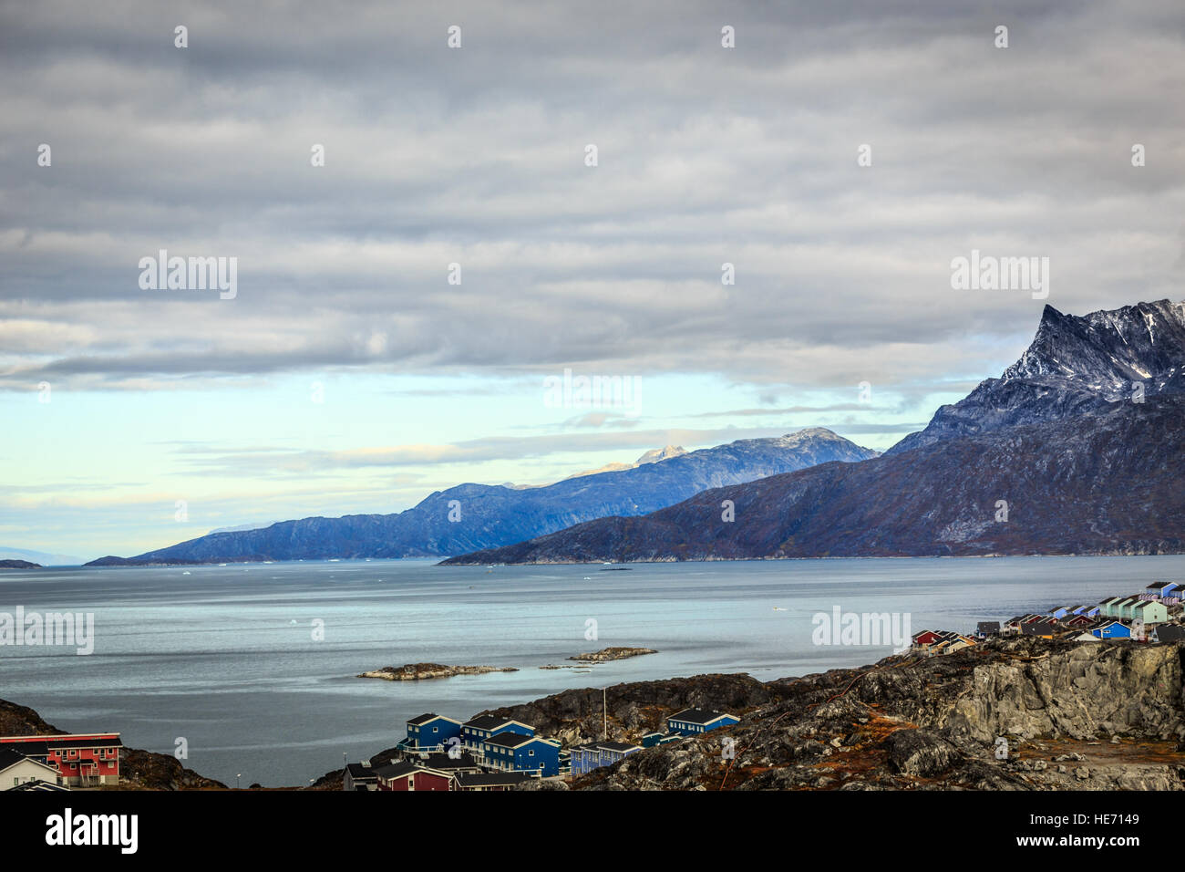 Colorati blocchi vivente di Nuuk città al fiordo, Sermitsiaq mountain in background, Groenlandia Foto Stock