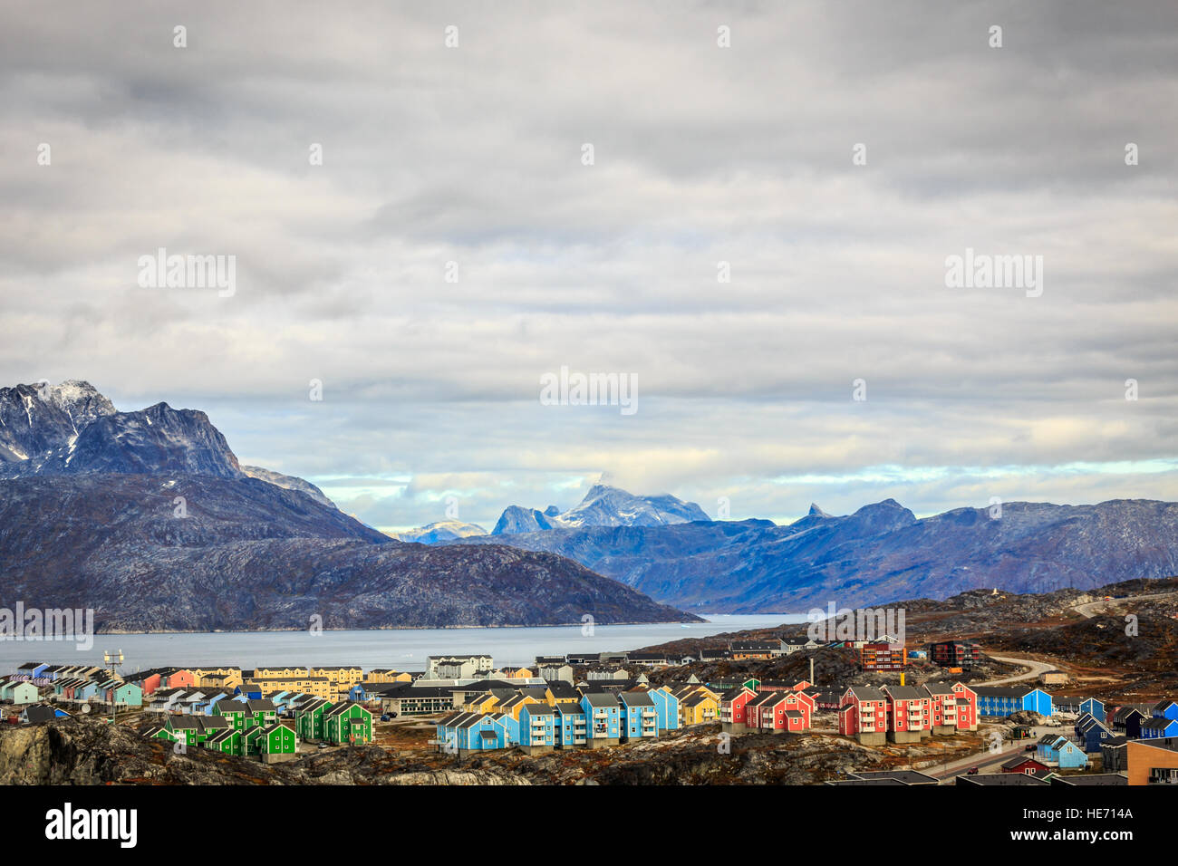 Colorati blocchi vivente di Nuuk città al fiordo, Sermitsiaq mountain in background, Groenlandia Foto Stock