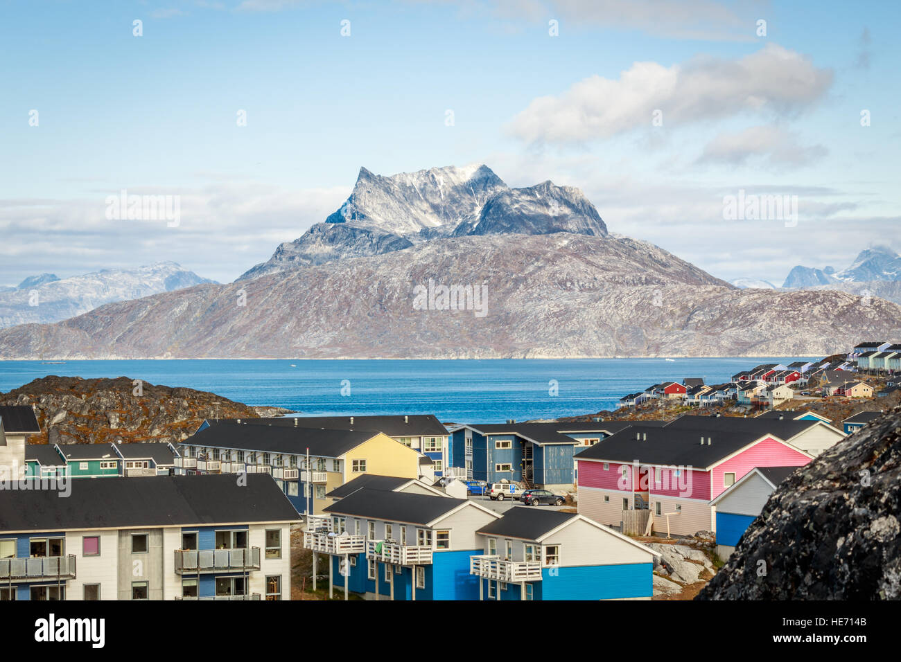 Colorati blocchi vivente di Nuuk città al fiordo, Sermitsiaq mountain in background, Groenlandia Foto Stock