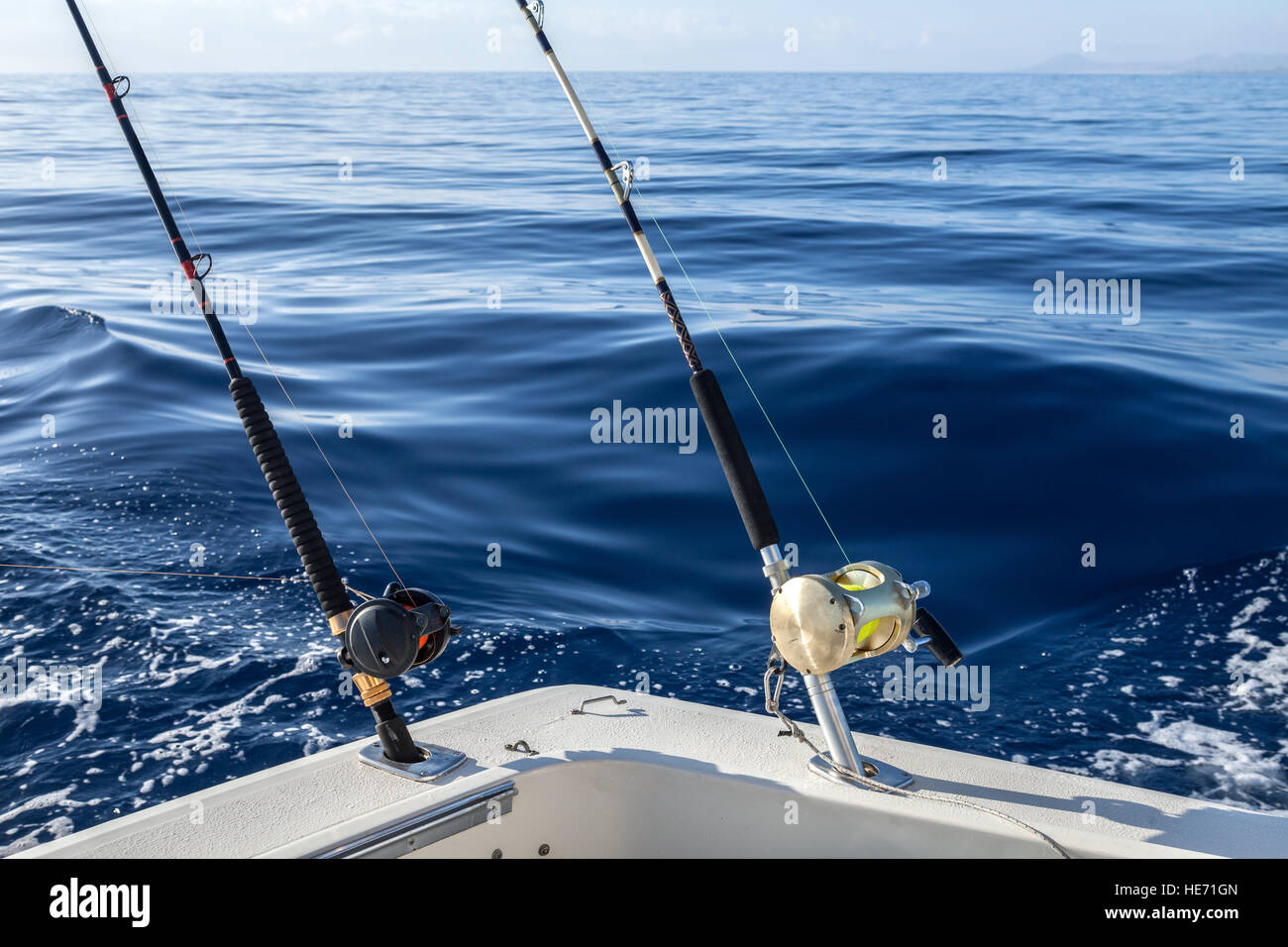 Big Game pesca nelle Isole Canarie, Spagna. Mulinelli per la pesca e le aste in barca Foto Stock