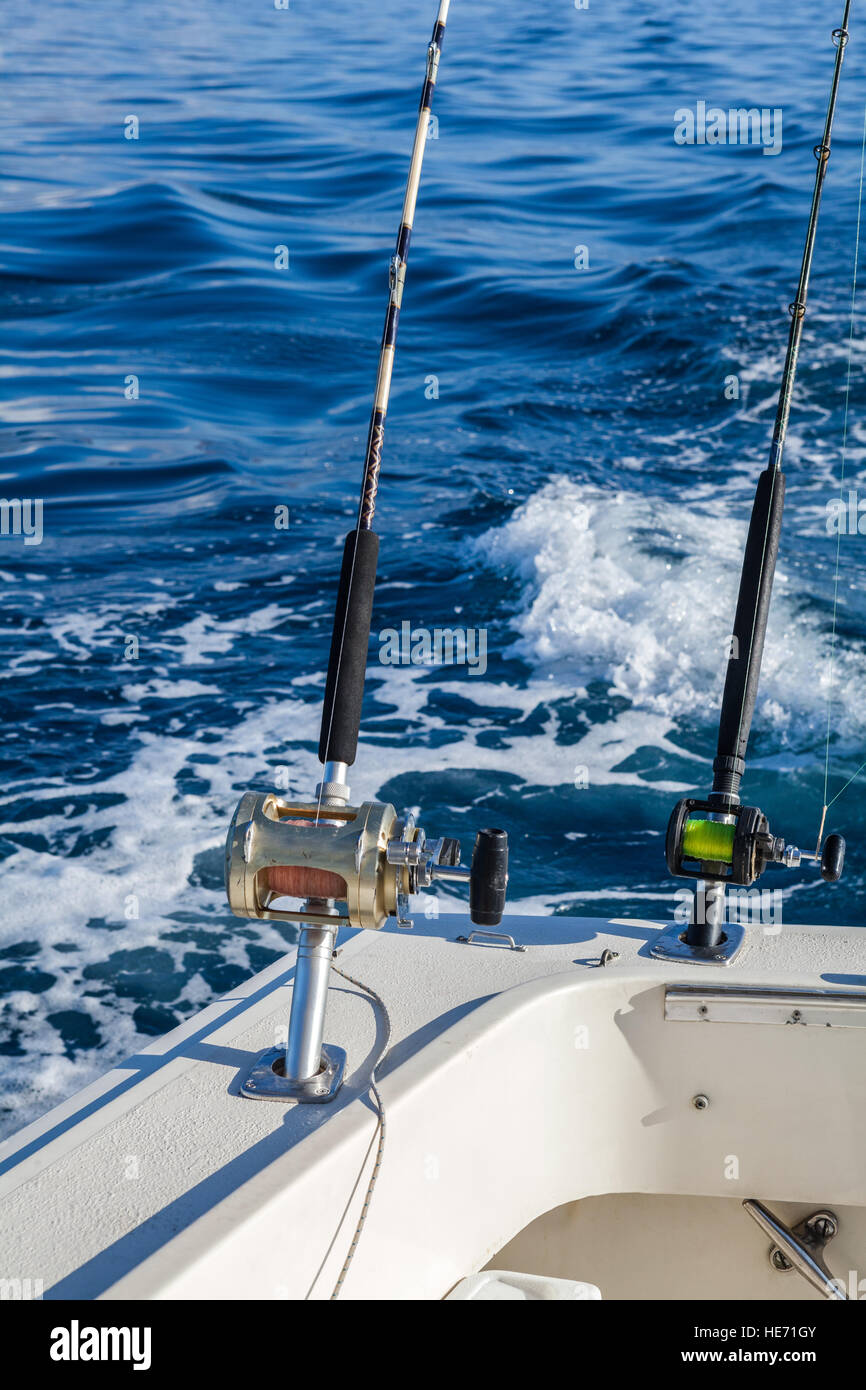 Big Game pesca nelle Isole Canarie, Spagna. Mulinelli per la pesca e le aste in barca Foto Stock