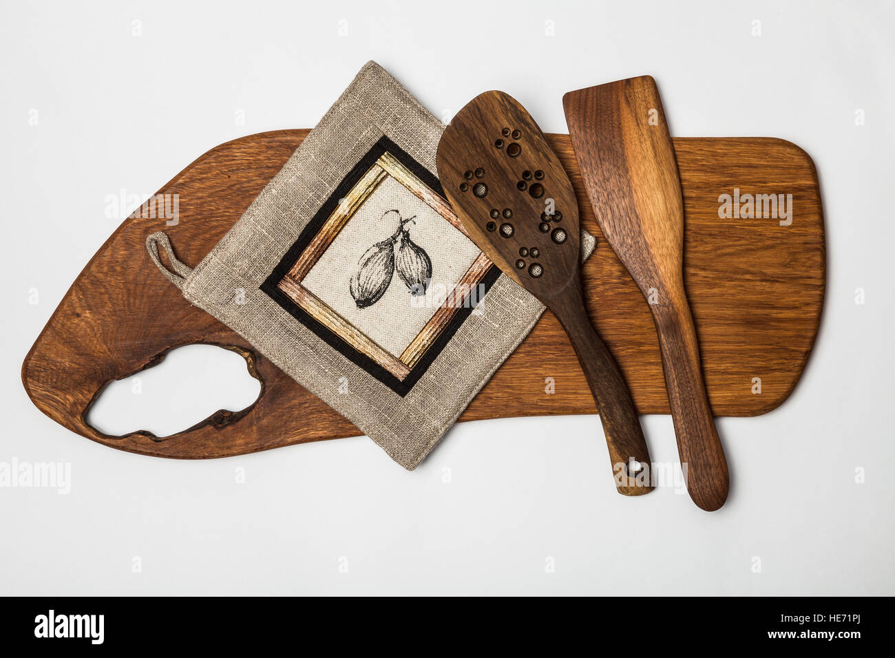Attrezzature per la cucina - legno Tavolo da taglio,strumenti e biancheria patchwork potholder. Foto Stock