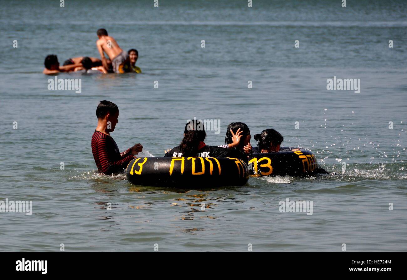 Bang Saen, Tailandia - 7 Gennaio 2014: Thai adolescenti che giocano con gomma tubi interni in mare a Bang Saen beach Foto Stock