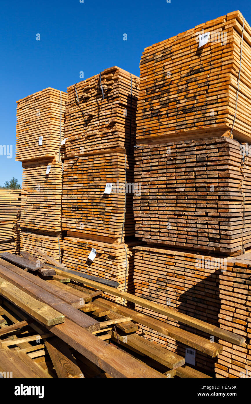 Pila di pannelli di legno nella segheria Foto Stock