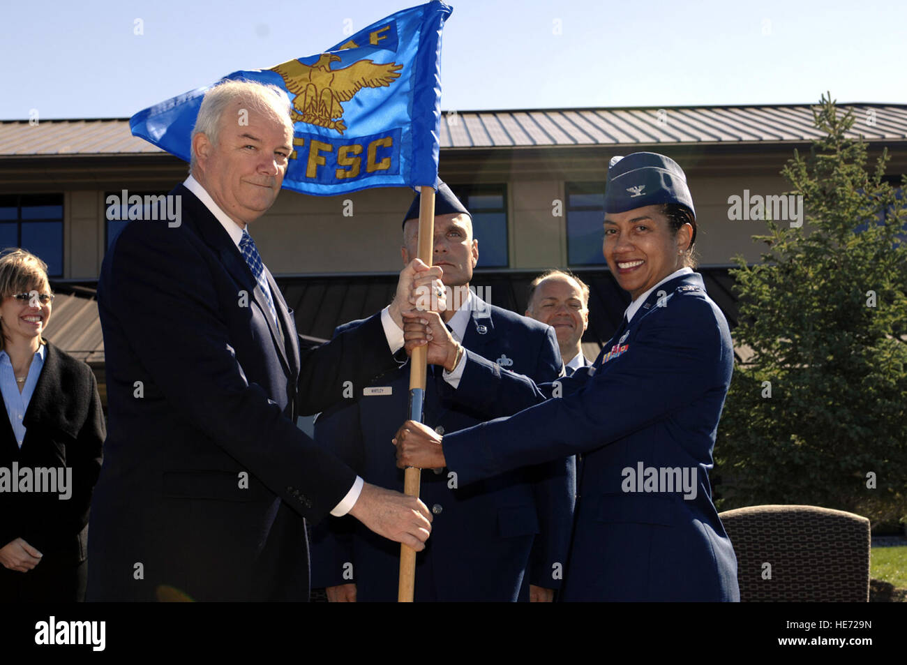 Segretario della Air Force Michael W. Wynne mani le Air Force Centro Servizi Finanziari guidon al Col. Judy Perry, il comandante AFFSC, durante la sua asumption del comando cerimonia sett. 14 a Ellsworth Air Force Base, S.D. Secertary Wynne officiata sia il asumption del comando e grand cerimonie di apertura per la AFFSC. Il personale Sgt. Mike Keller) Foto Stock