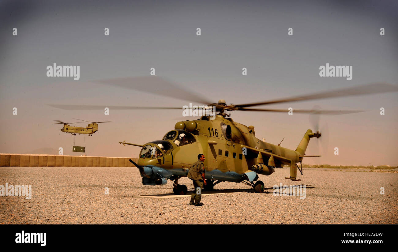 Gli afgani attendere per gli Stati Uniti Avieri dal 438th Air Expeditionary Gruppo di Formazione per dare istruzioni a Kandahar Airfield in Afghanistan Ott 2, 2009. Un Mi-35 Hind attacco/trasporto elicottero è uno degli elicotteri U.S. Avieri formazione sono gli afghani mentre distribuito a Kandahar. Il personale Sgt. Angelita Lawrence Foto Stock