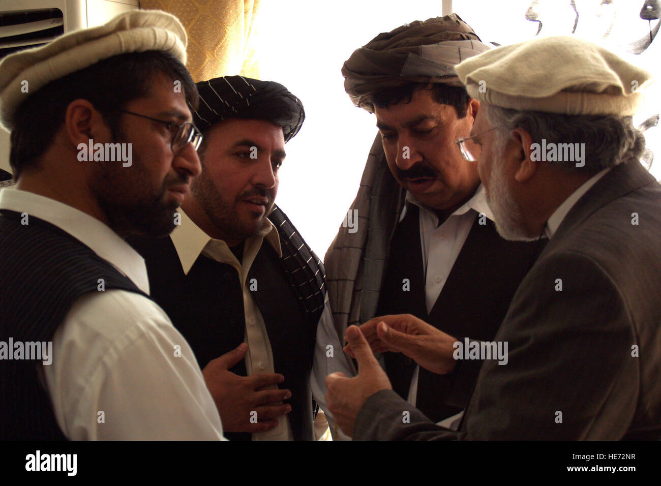 Da sinistra a destra: Jamaluddin Badar, del Nuristan governatore provinciale, Lutfullah Mashal, Langham governatore provinciale, Gul Agha Sherzai, Nangarhar governatore provinciale e Fazlullah Wahidi, Kunar governatore provinciale, huddle insieme prima di iniziare il primo livello regionale Jirga ott. 22, 2009, per parlare di pace, prosperità e la ricostruzione dell' Afghanistan. Il governatore di cui le loro homegrown piano per migliorare la sicurezza e lo sviluppo dei quattro più orientale province in Afghanistan a più di 300 dirigenti e anziani dalle tribù, villaggi e distretti in quattro province orientali a th Foto Stock