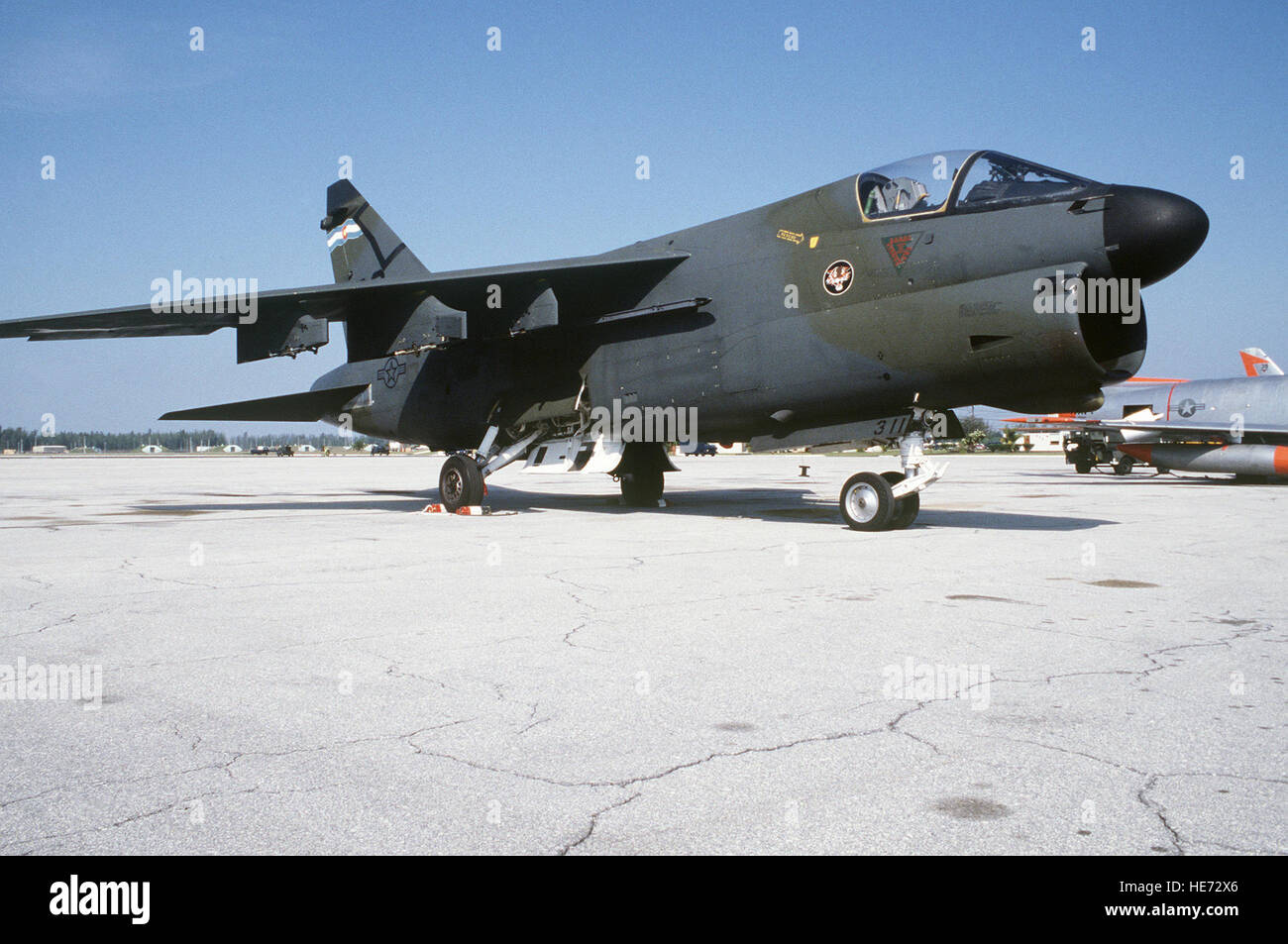 Un A-7D Corsair II aeromobili da il centoquarantesimo Tactical Fighter Wing, Colorado Air National Guard, attende il rifornimento di carburante in linea di volo. Foto Stock